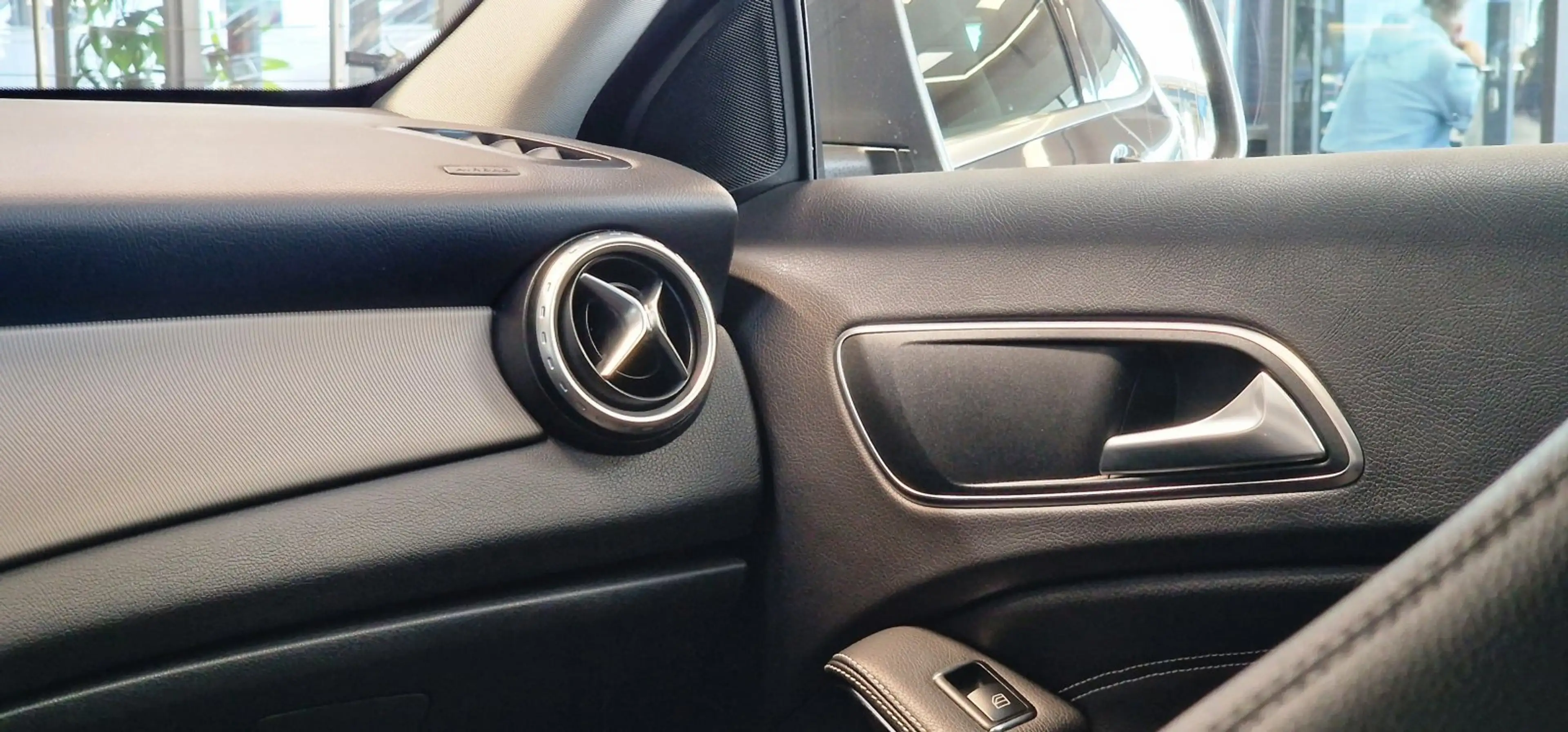 Mercedes-Benz GLA 180 CDI 1-Hand *Navi*Dachreling*18Zoll*Bi-Xenon* — photo 15