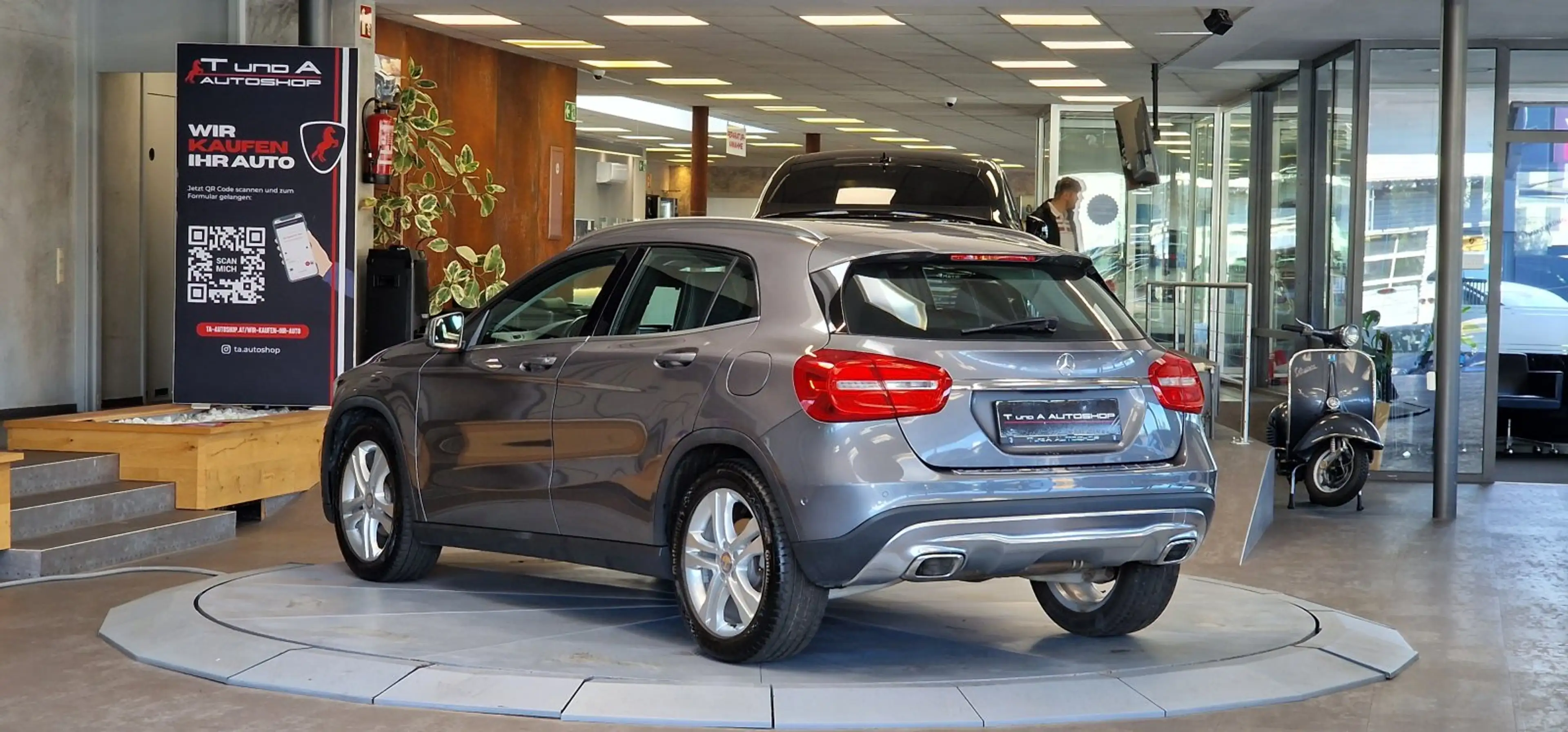 Mercedes-Benz GLA 180 CDI 1-Hand *Navi*Dachreling*18Zoll*Bi-Xenon* — photo 6