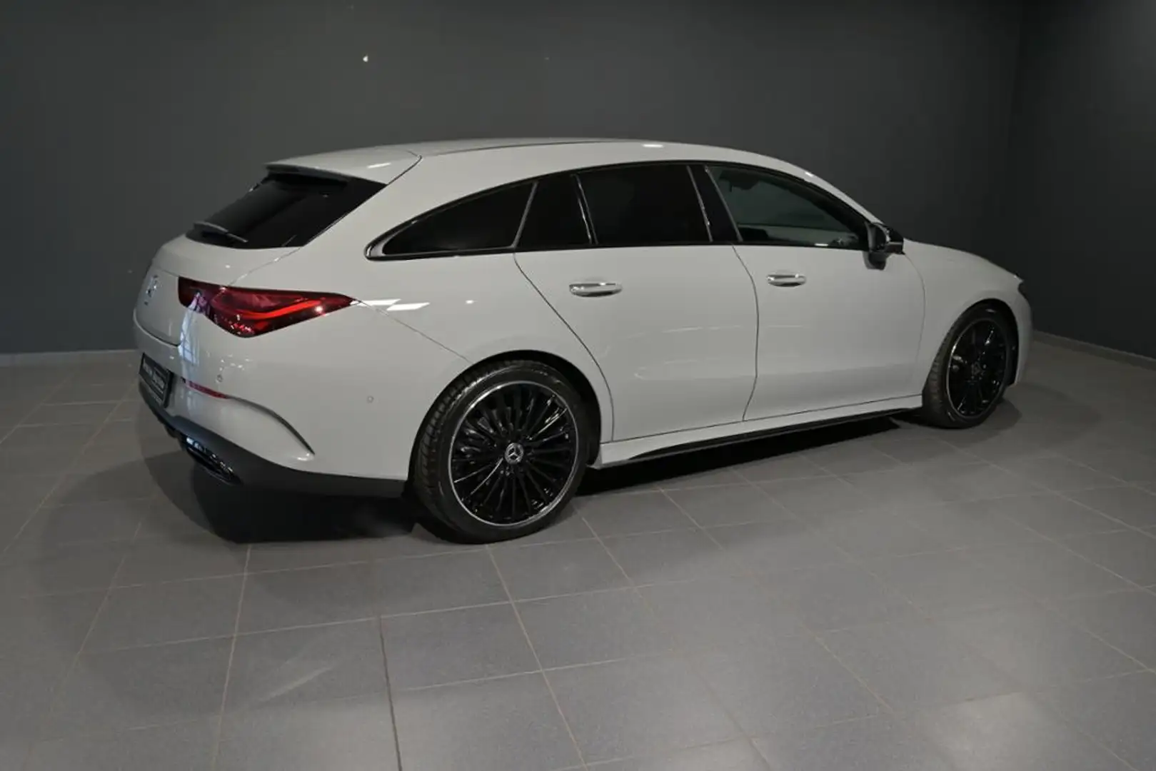Mercedes-Benz CLA 180 SB AMG AMG/MULTIBEAM/AHK/360C Grau - 2