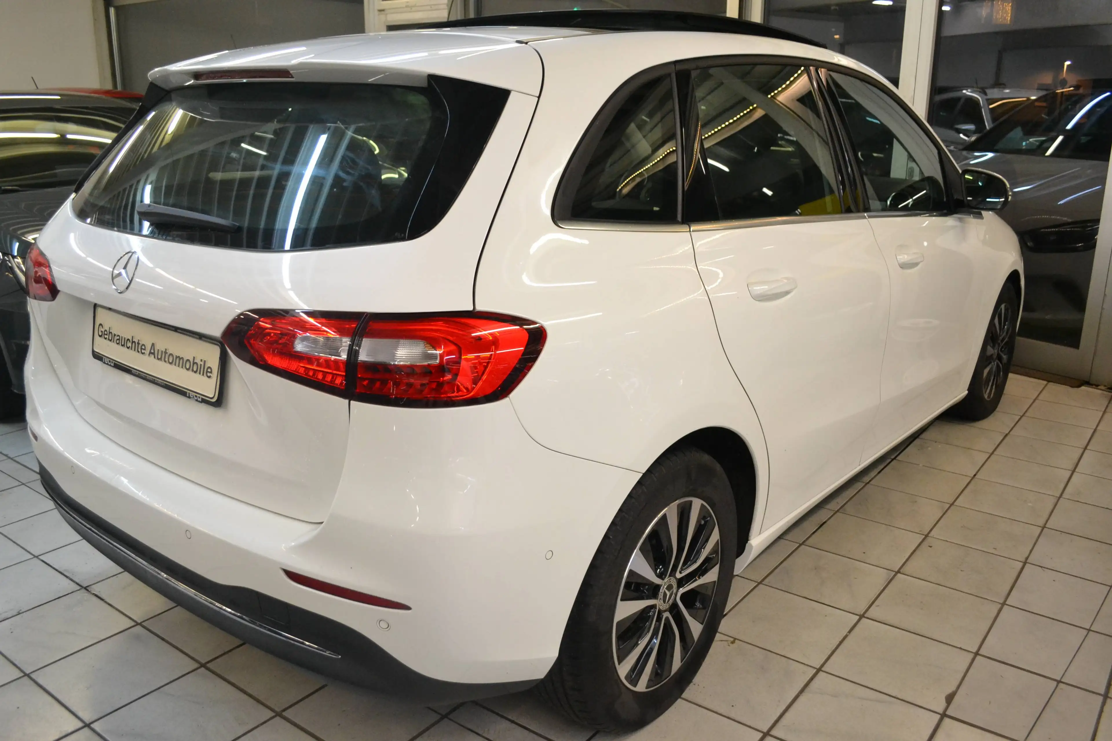 Mercedes-Benz B 180 D Style *PANORAMA*TEILLEDER*NAVIGATION*TEMPOMAT — photo 6