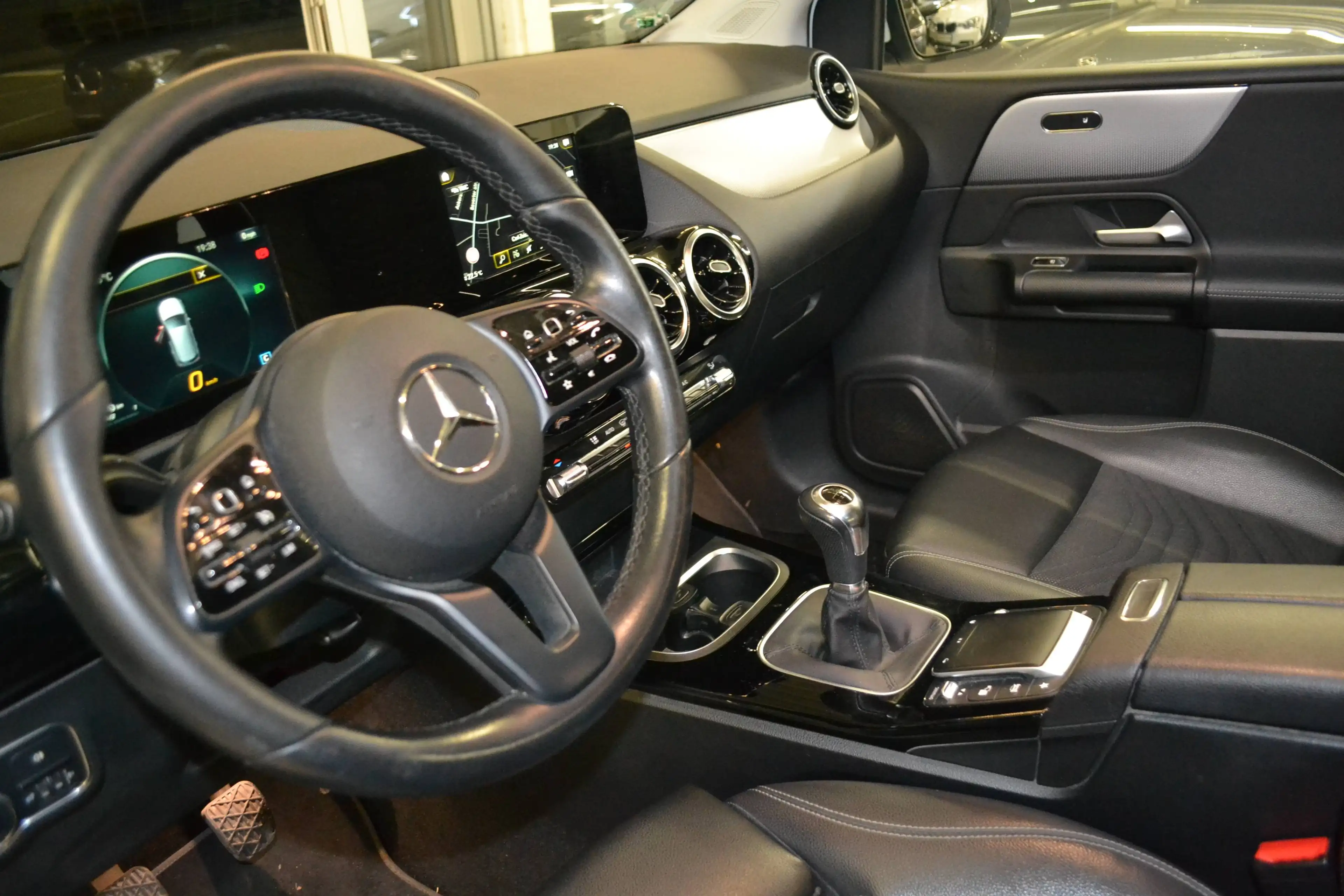 Mercedes-Benz B 180 D Style *PANORAMA*TEILLEDER*NAVIGATION*TEMPOMAT — photo 11