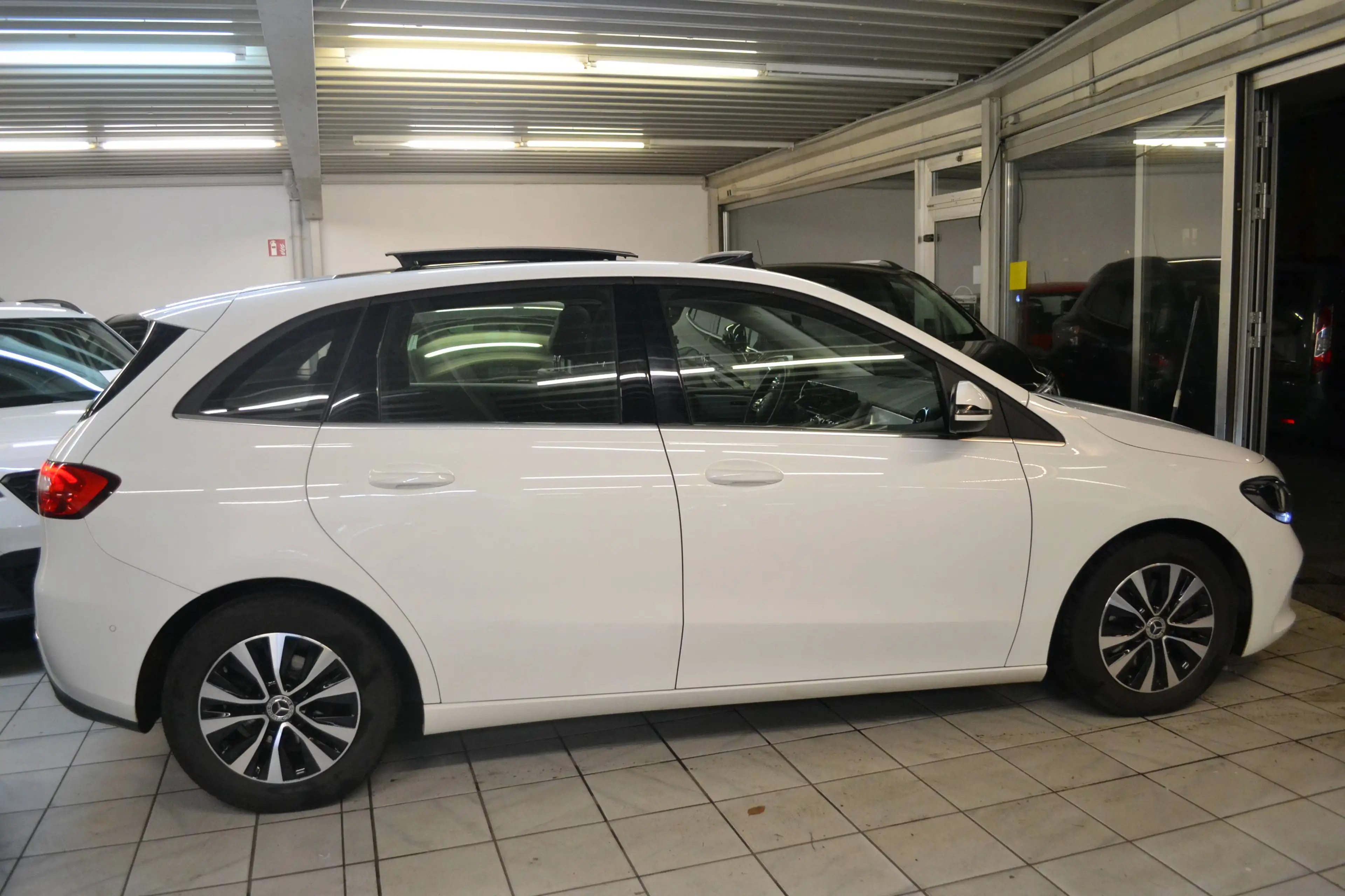 Mercedes-Benz B 180 D Style *PANORAMA*TEILLEDER*NAVIGATION*TEMPOMAT — photo 8