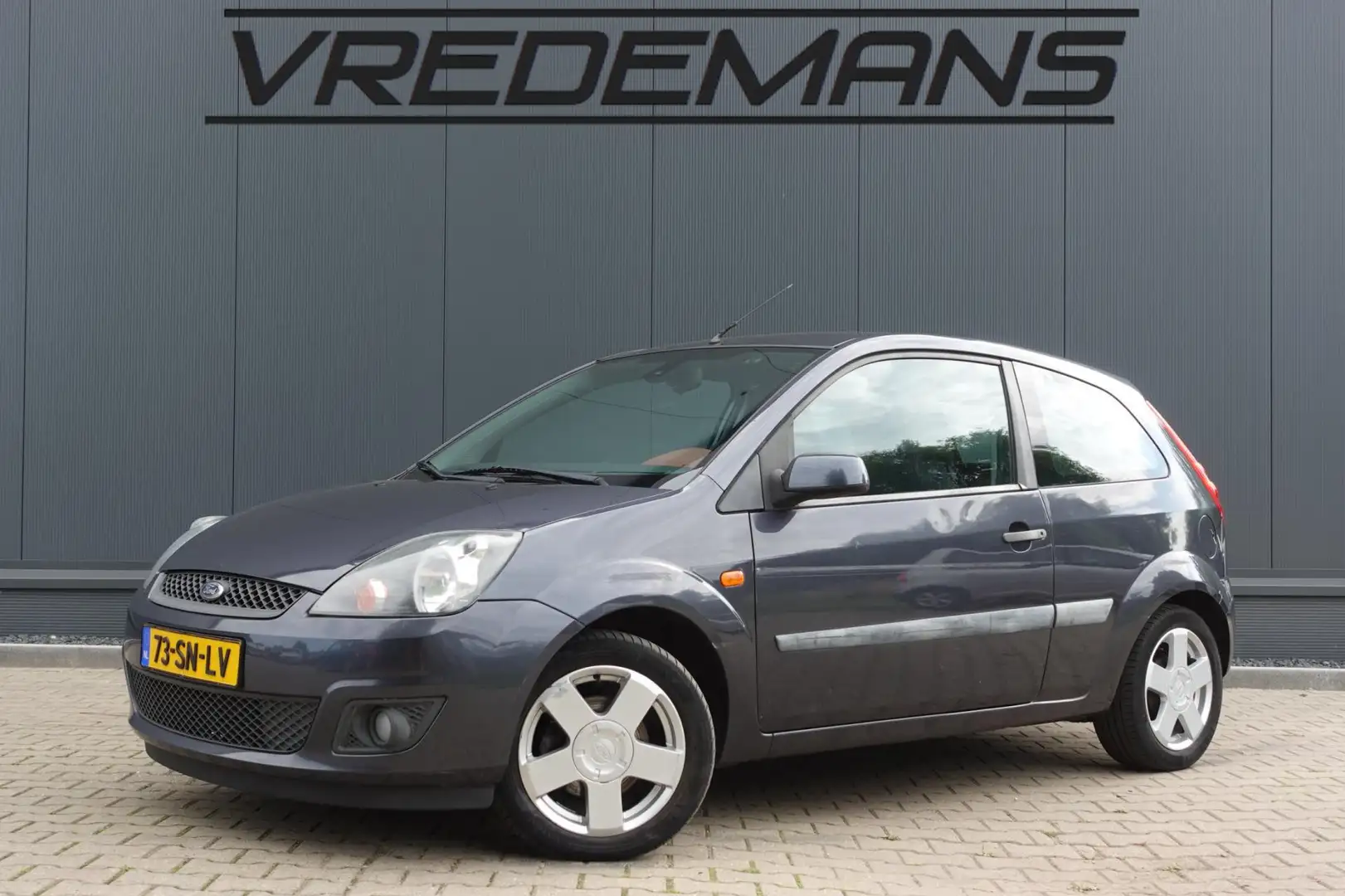 Ford Fiesta 1.4-16V Futura Grijs - 1