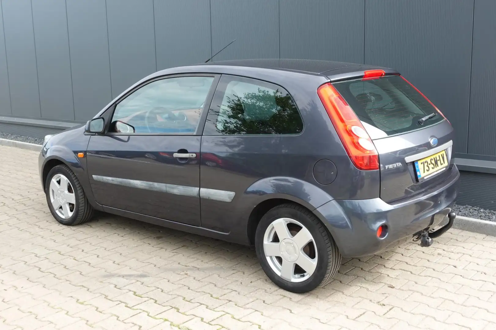Ford Fiesta 1.4-16V Futura Grijs - 2