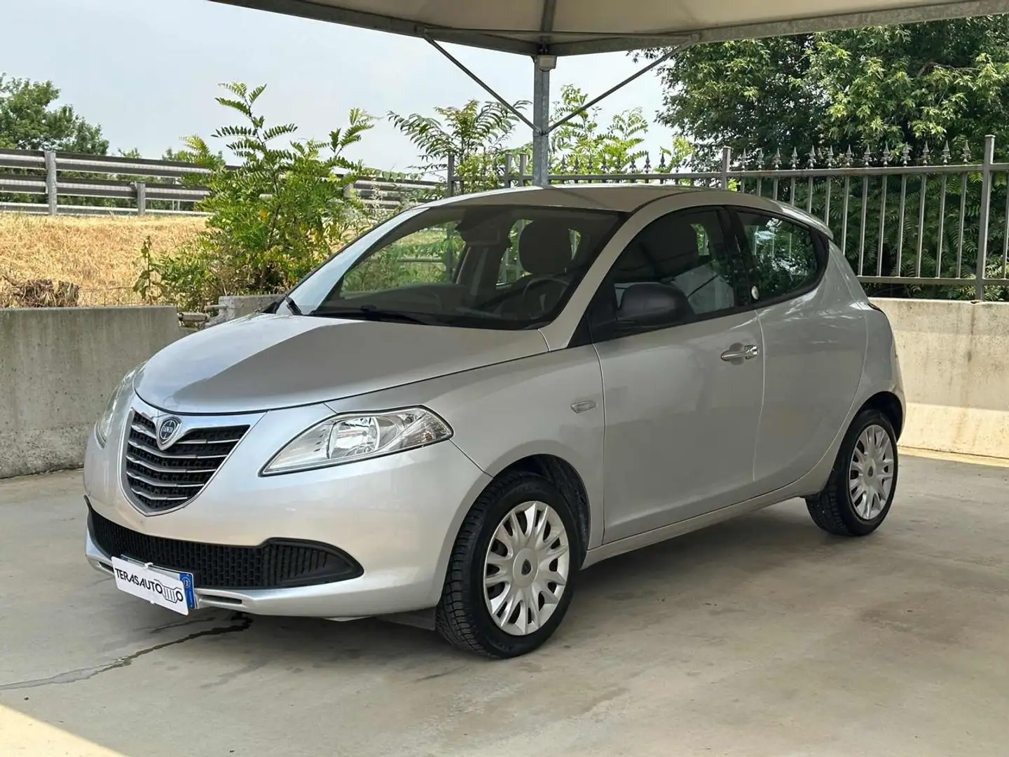 Lancia Ypsilon 1.2 69 CV 5 PSOTI OK NEOP GPL FINO AL 07/2033 Argento - 1