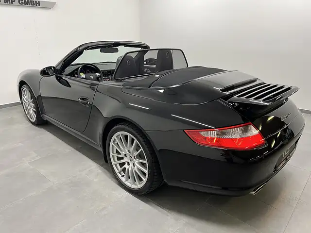 Porsche 911 view 8