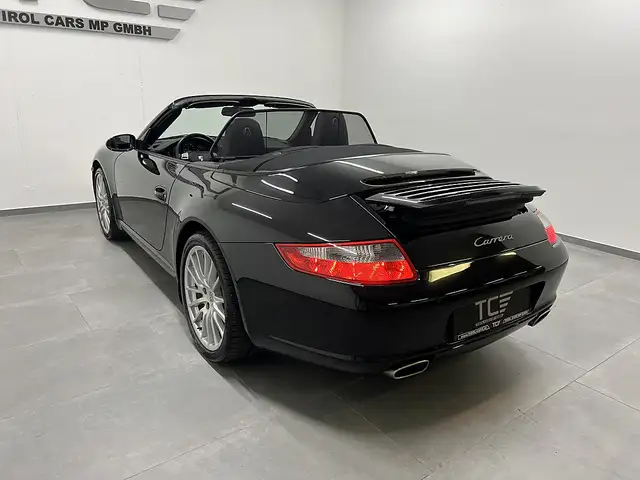 Porsche 911 view 7
