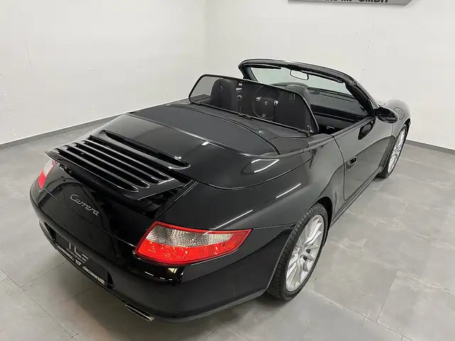 Porsche 911 view 13