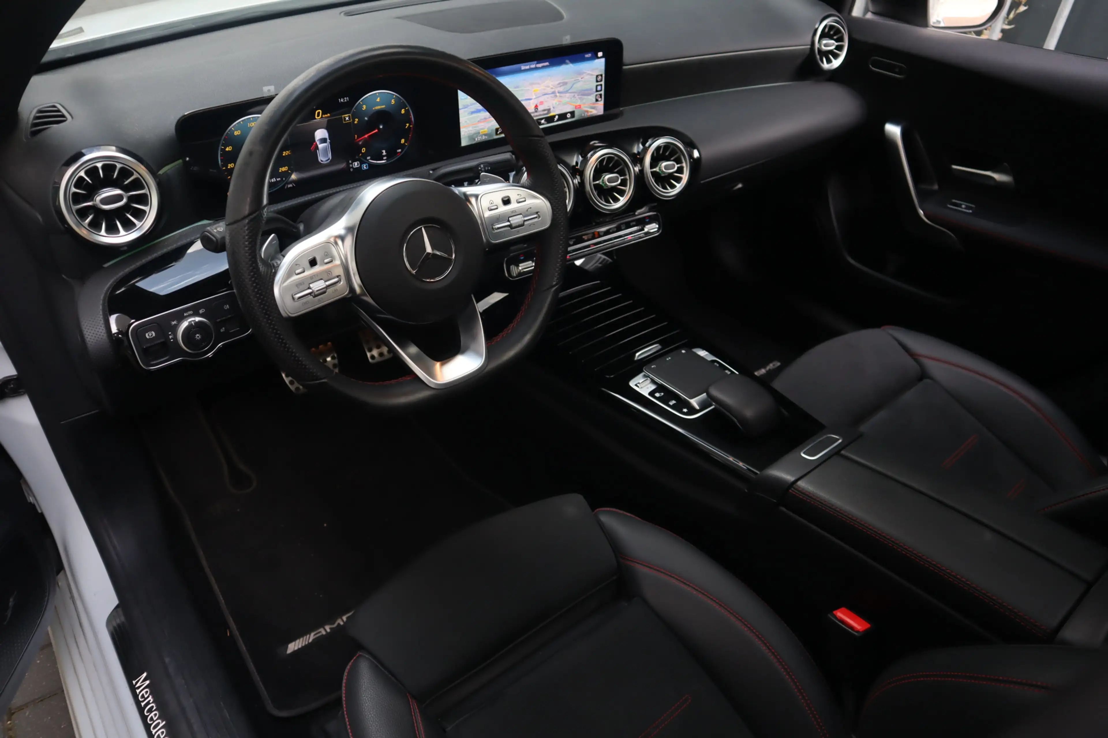 Mercedes-Benz A 200 AMG Pano Sfeerverlichting Burmester Camera Widescr — photo 8