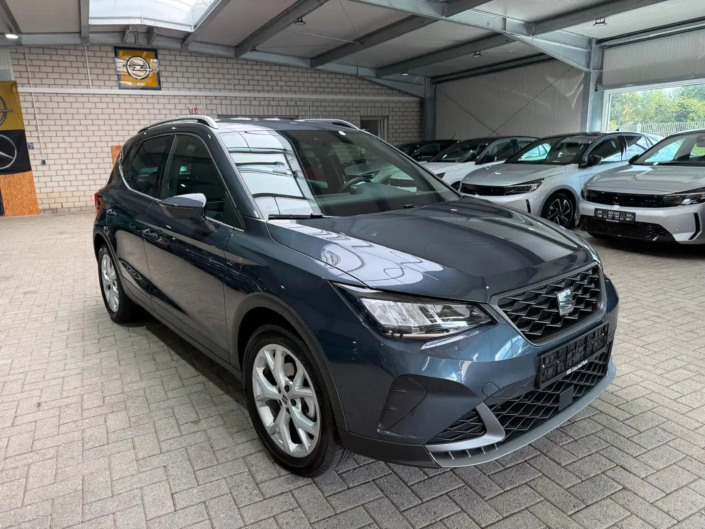 SEAT Arona 1.0 TSI FR SHZ PDC DAB Navi Full Link Grau - 2