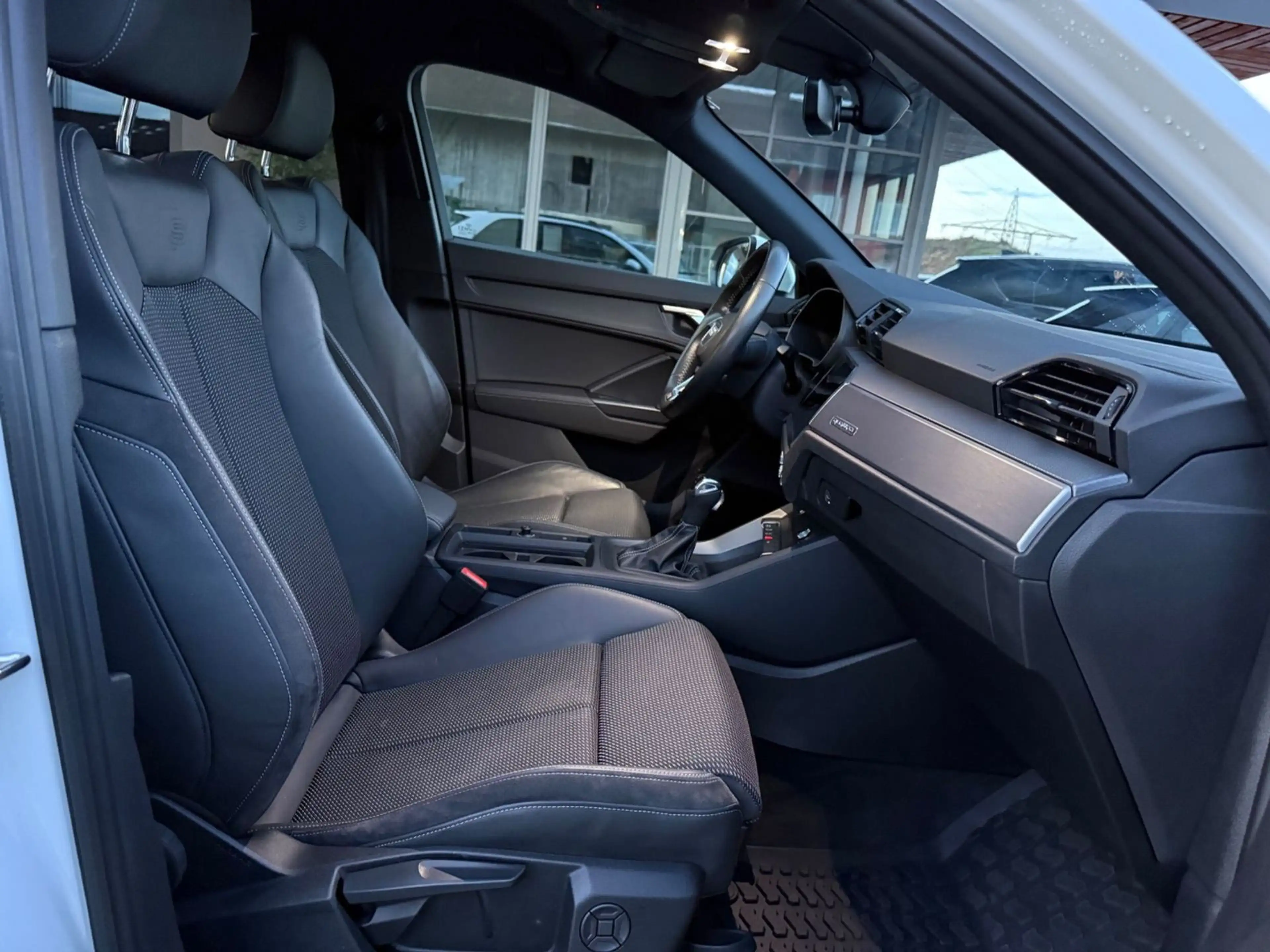 Audi Q3 40 TFSI quattro S line — photo 8