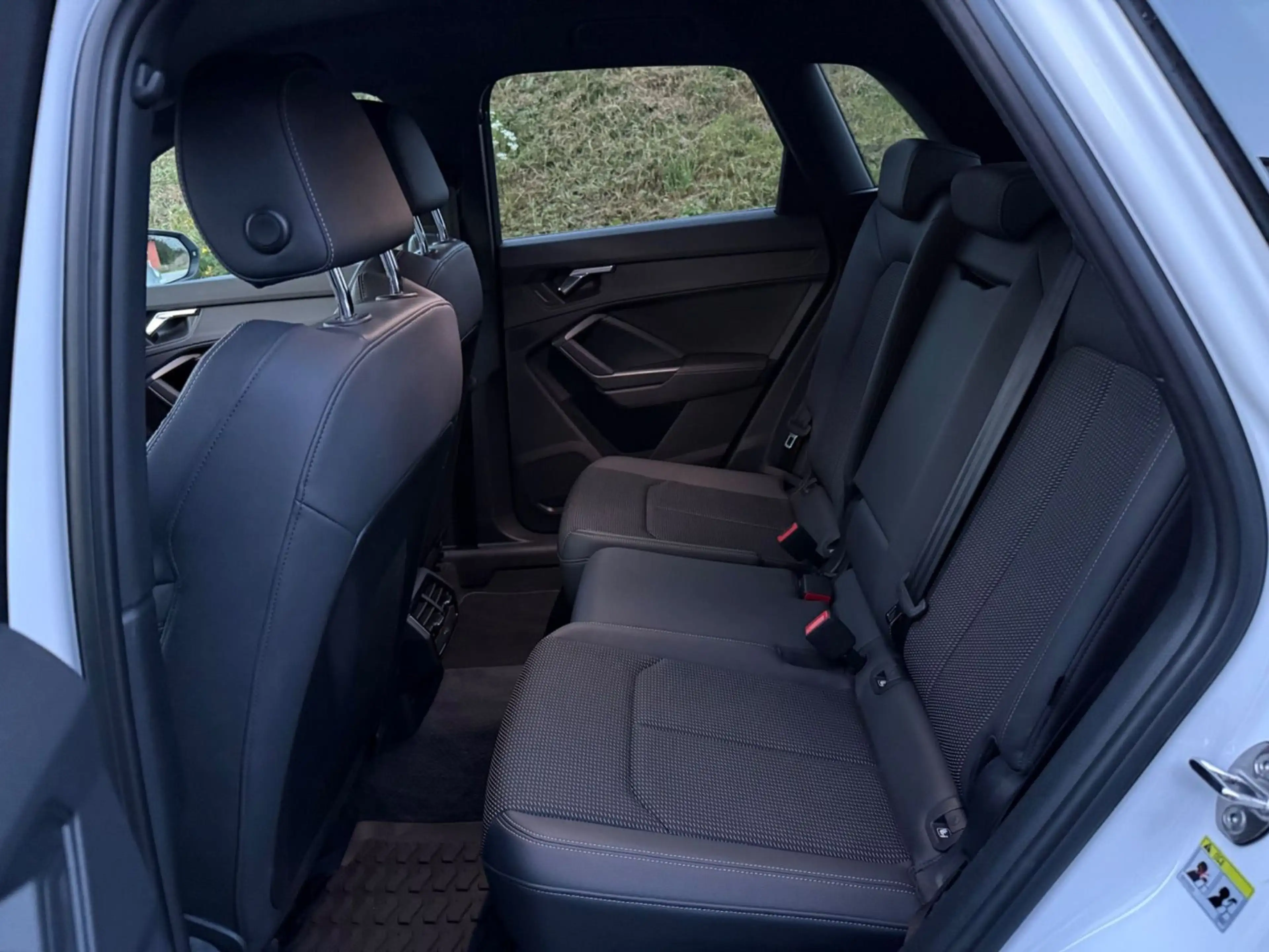 Audi Q3 40 TFSI quattro S line — photo 14