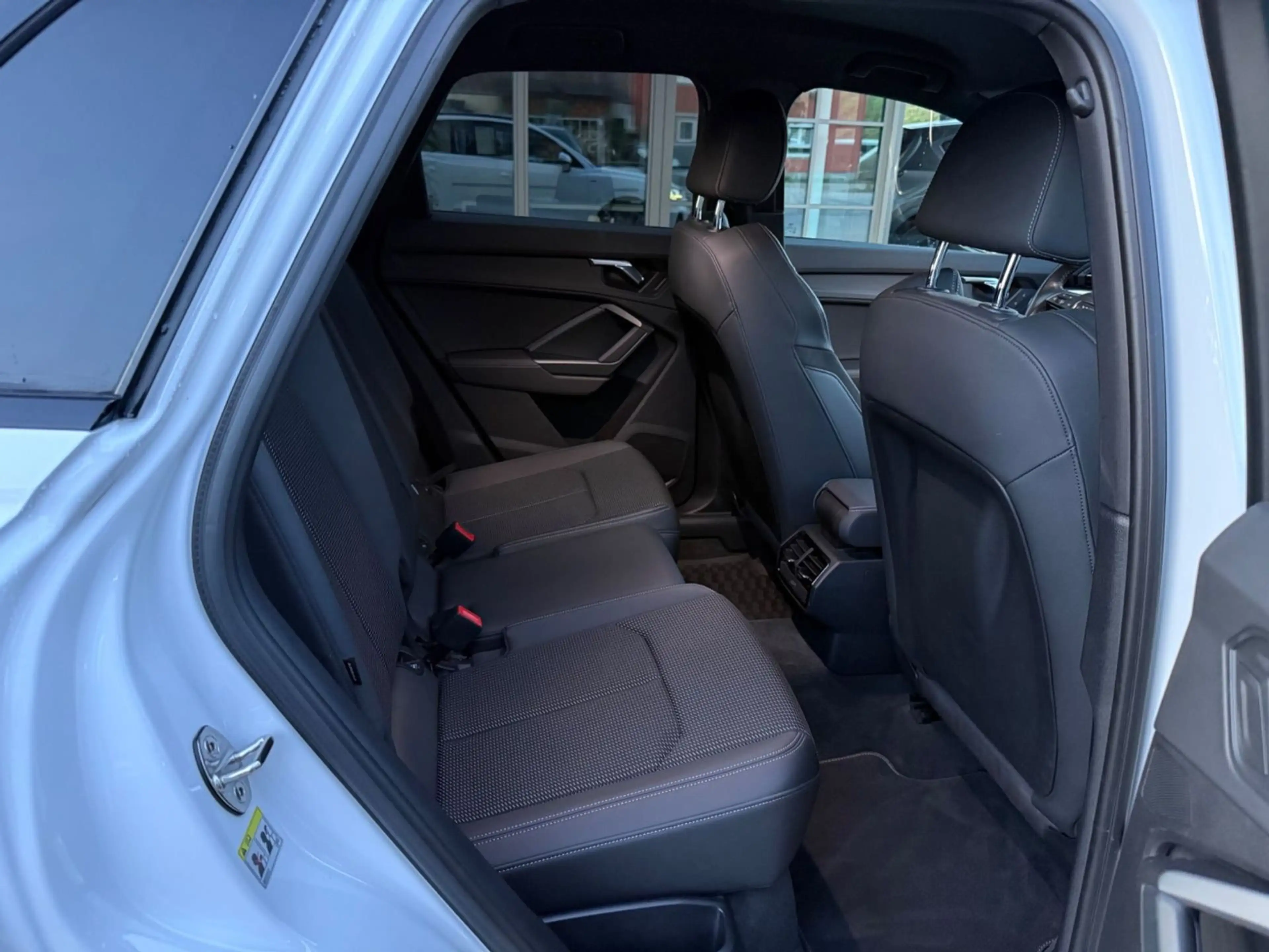 Audi Q3 40 TFSI quattro S line — photo 10