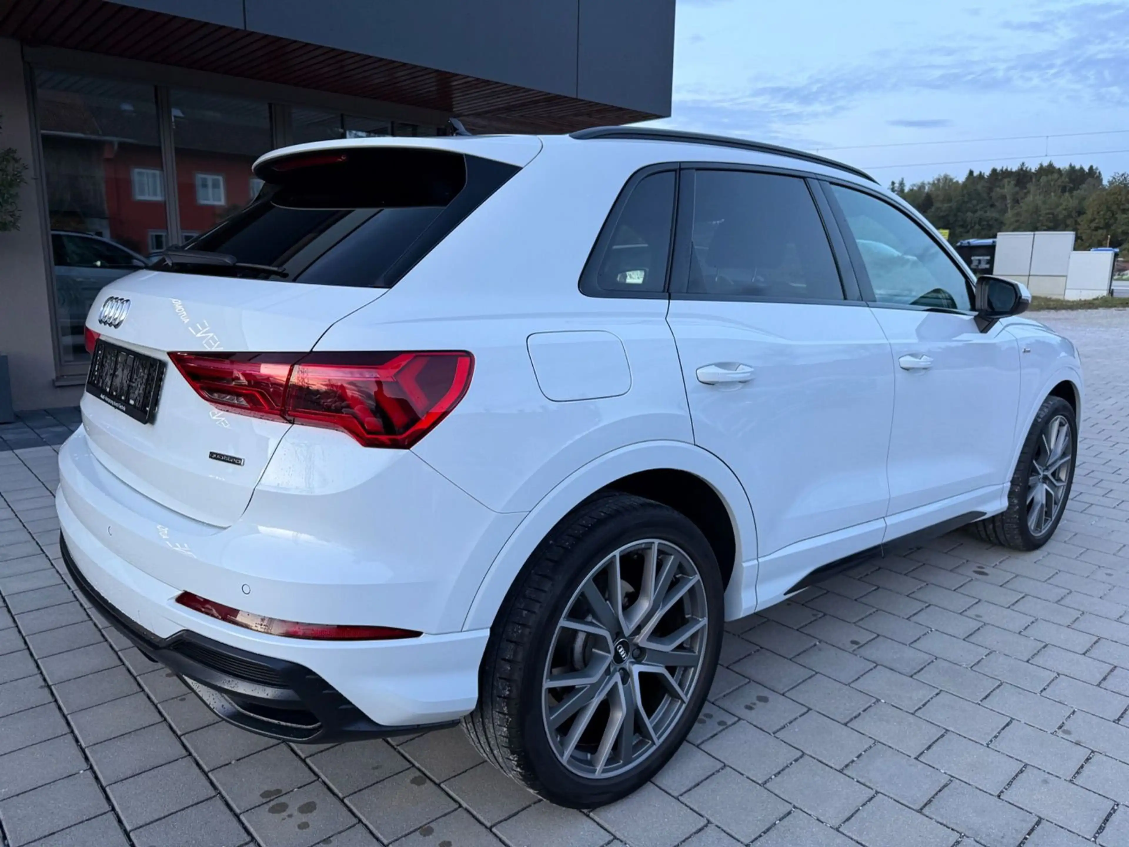 Audi Q3 40 TFSI quattro S line — photo 5