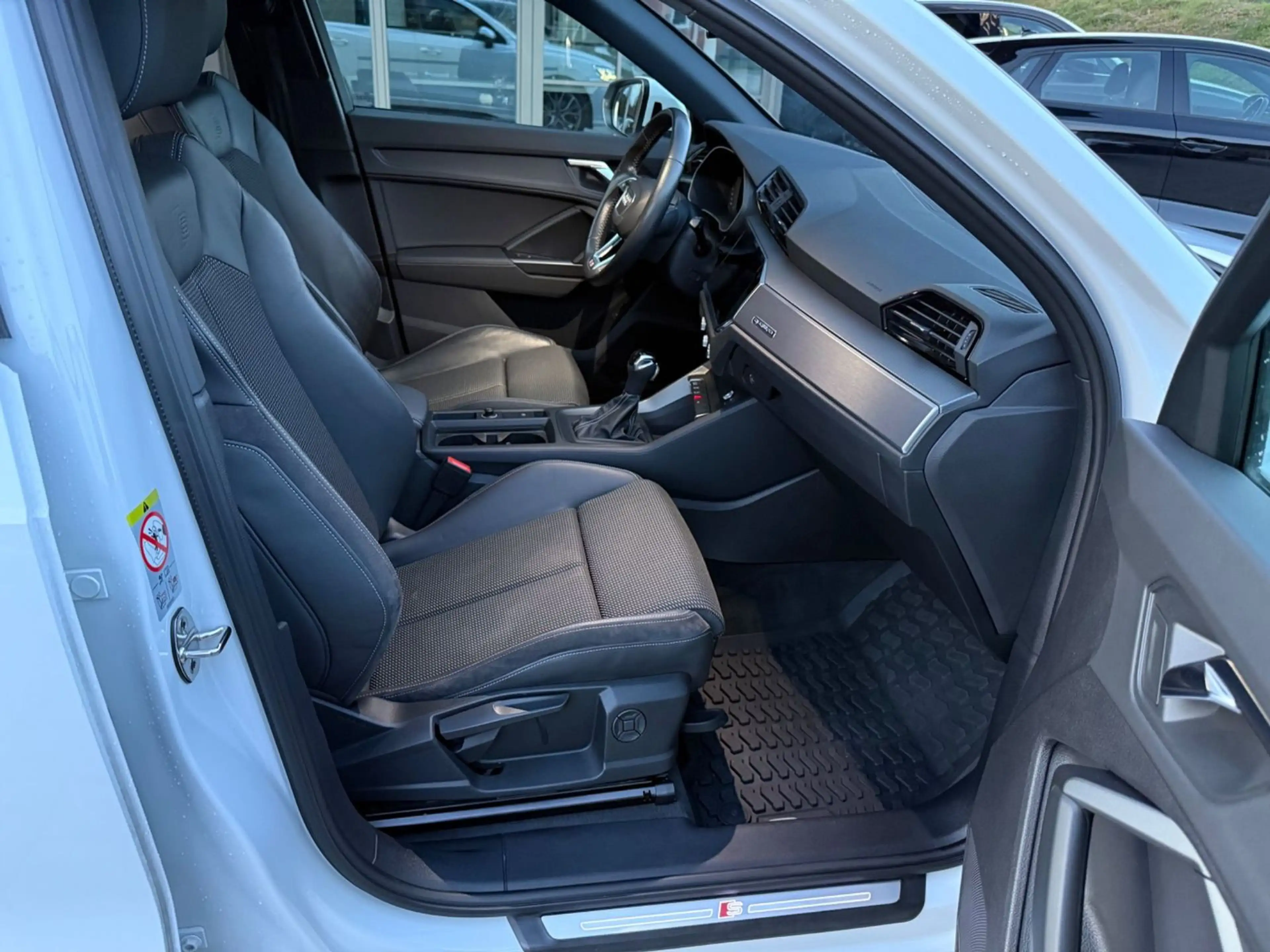 Audi Q3 40 TFSI quattro S line — photo 9
