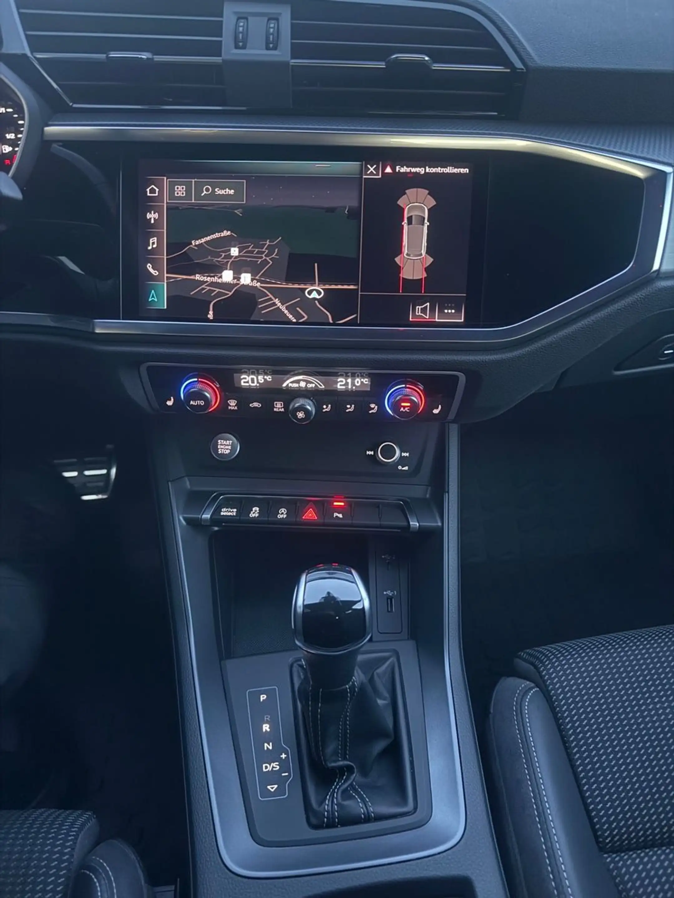 Audi Q3 40 TFSI quattro S line — photo 11