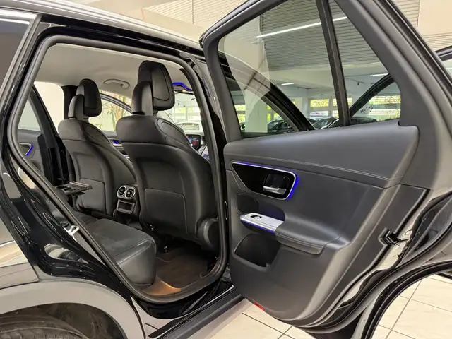 Mercedes-Benz 220 view 11