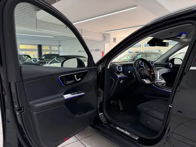Mercedes-Benz 220 view 8