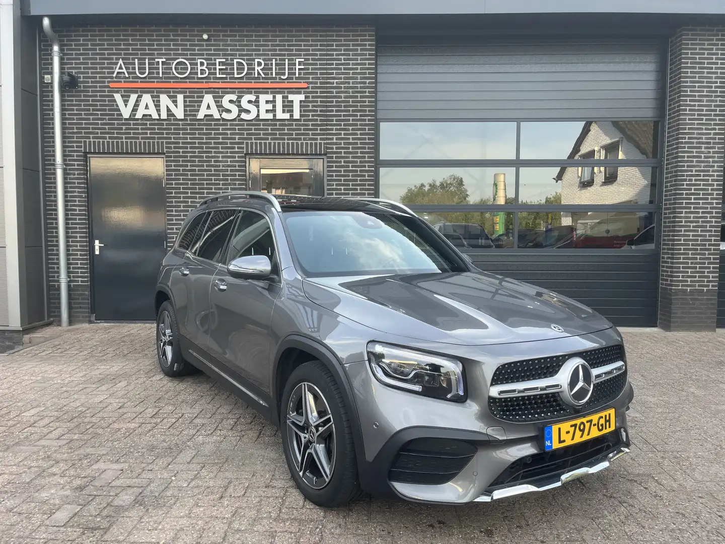 Mercedes-Benz GLB 250 4MATIC Premium Plus AMG Сірий - 1
