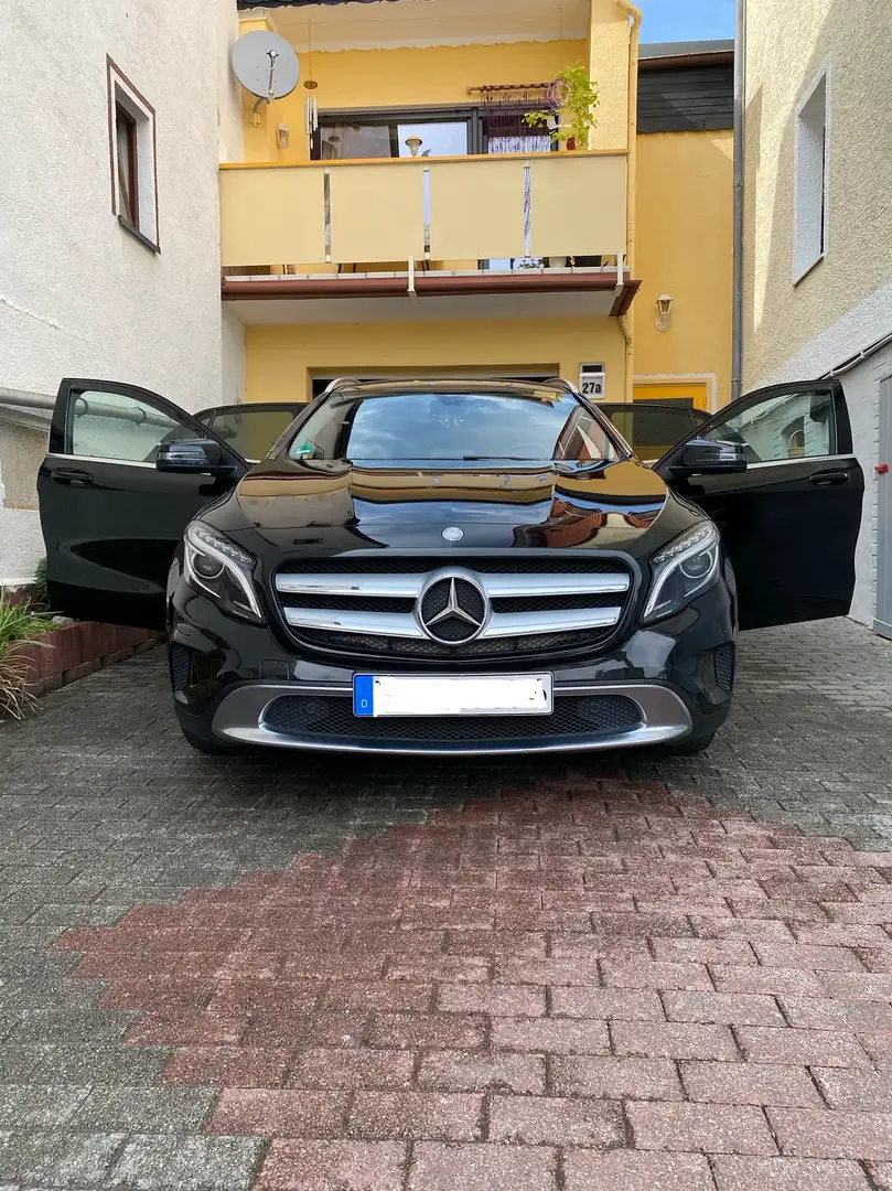 Mercedes-Benz GLA 250 GLA 250 4Matic 7G-DCT Urban Černá - 1