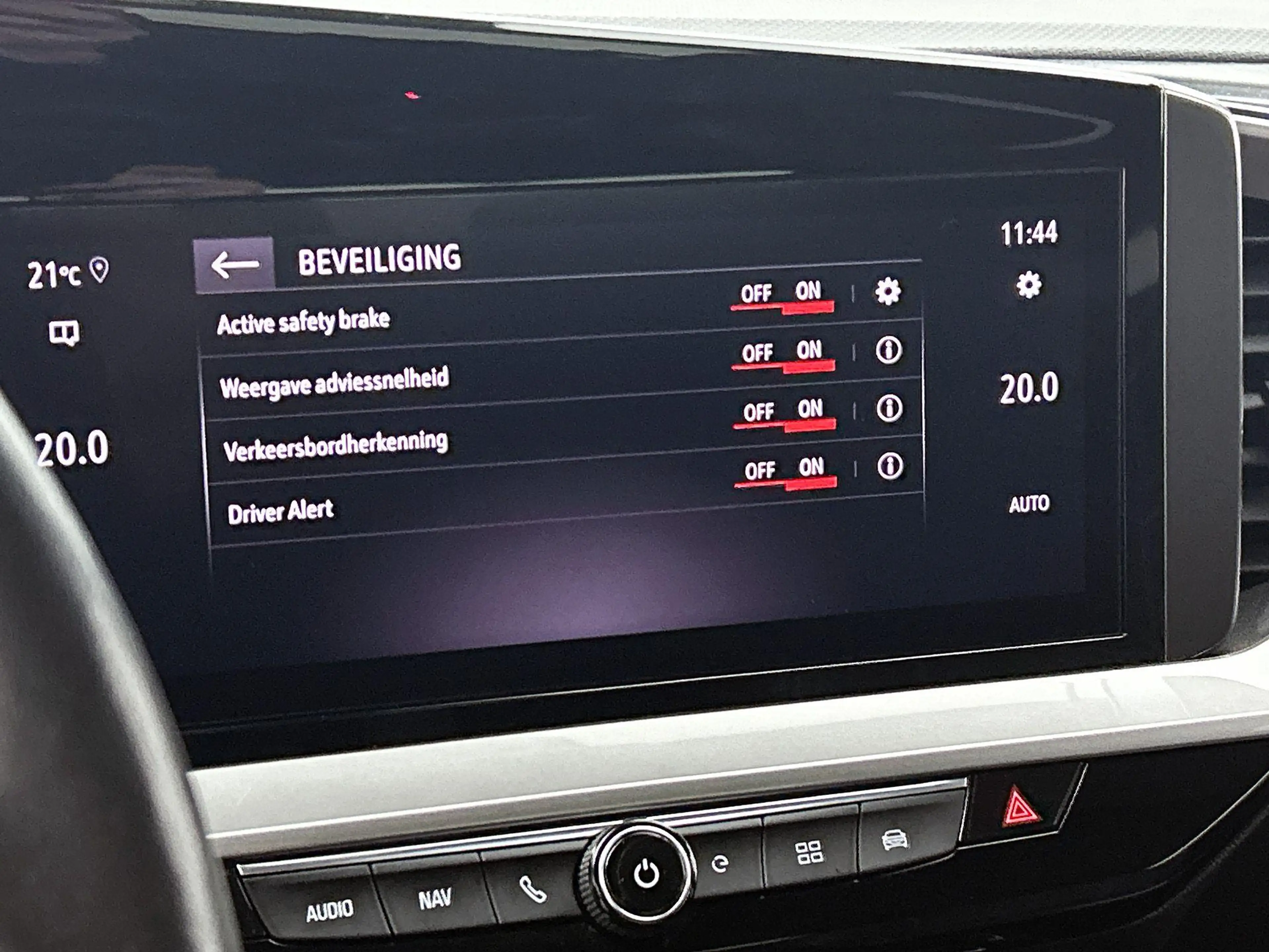Opel Mokka-E Electric Ultimate 50 kWh — photo 11