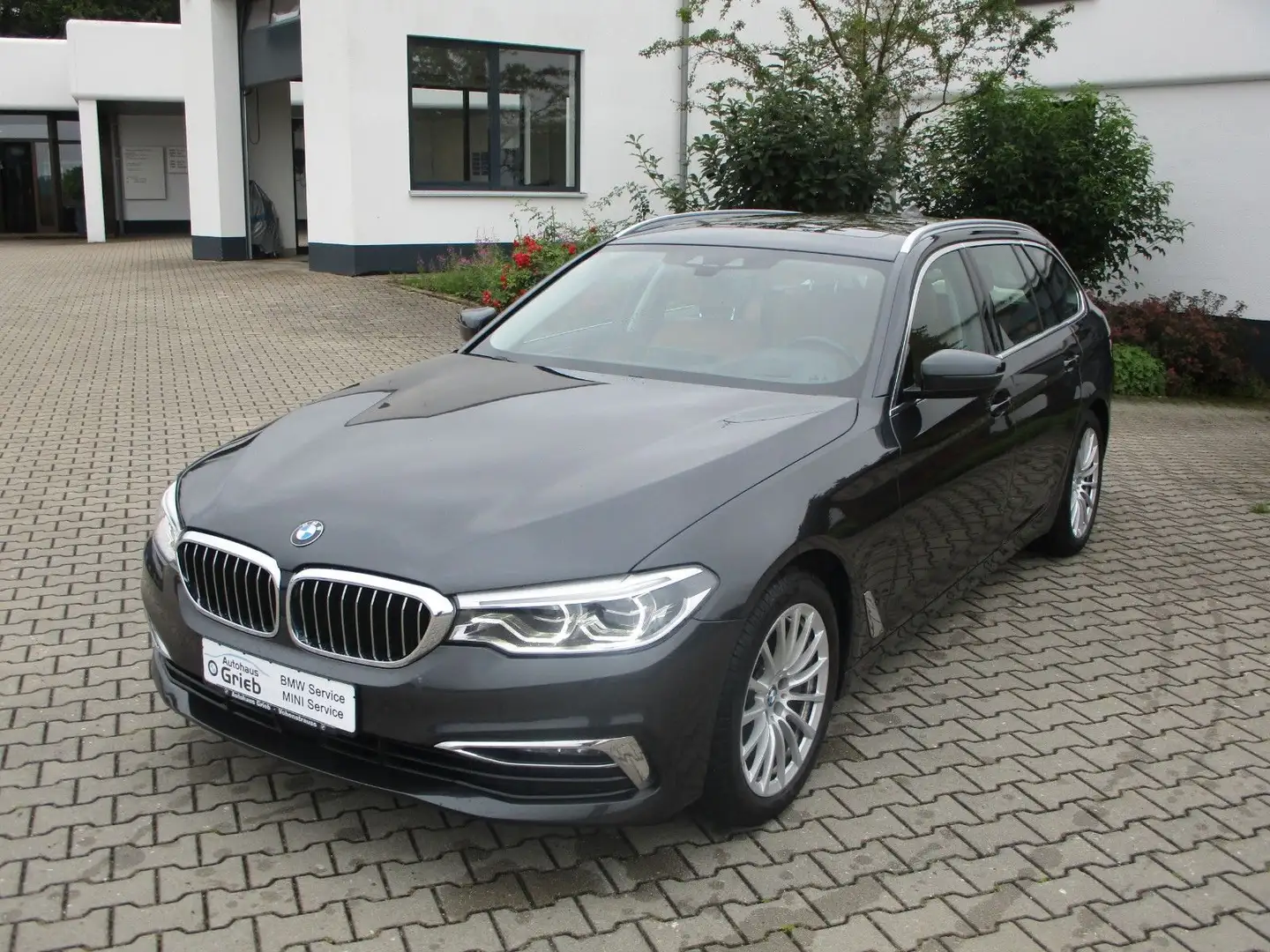 BMW 540 i xDrive Touring  Luxury Line AHK Panorama . Šedá - 1