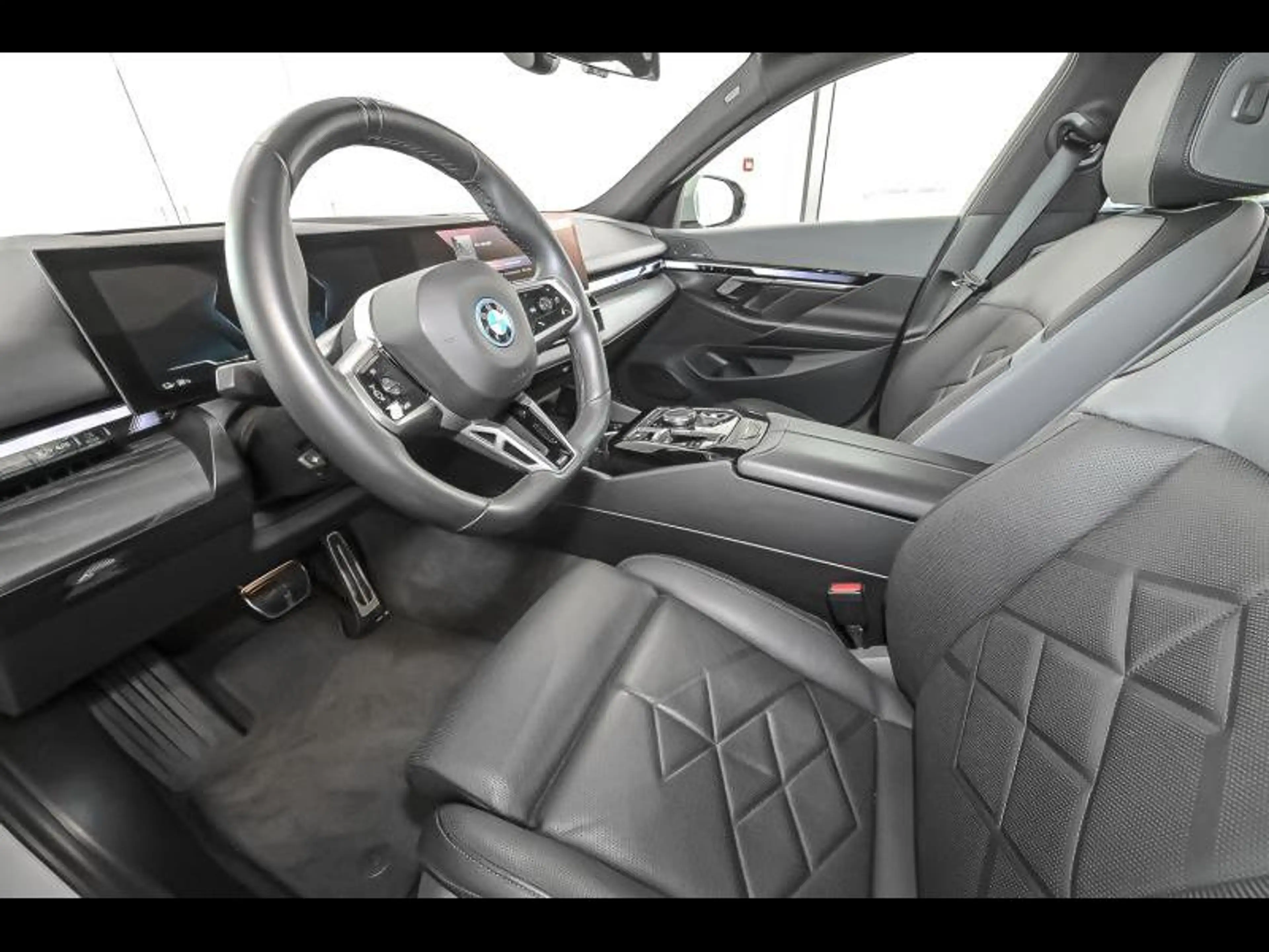 BMW i5 Touring — photo 6