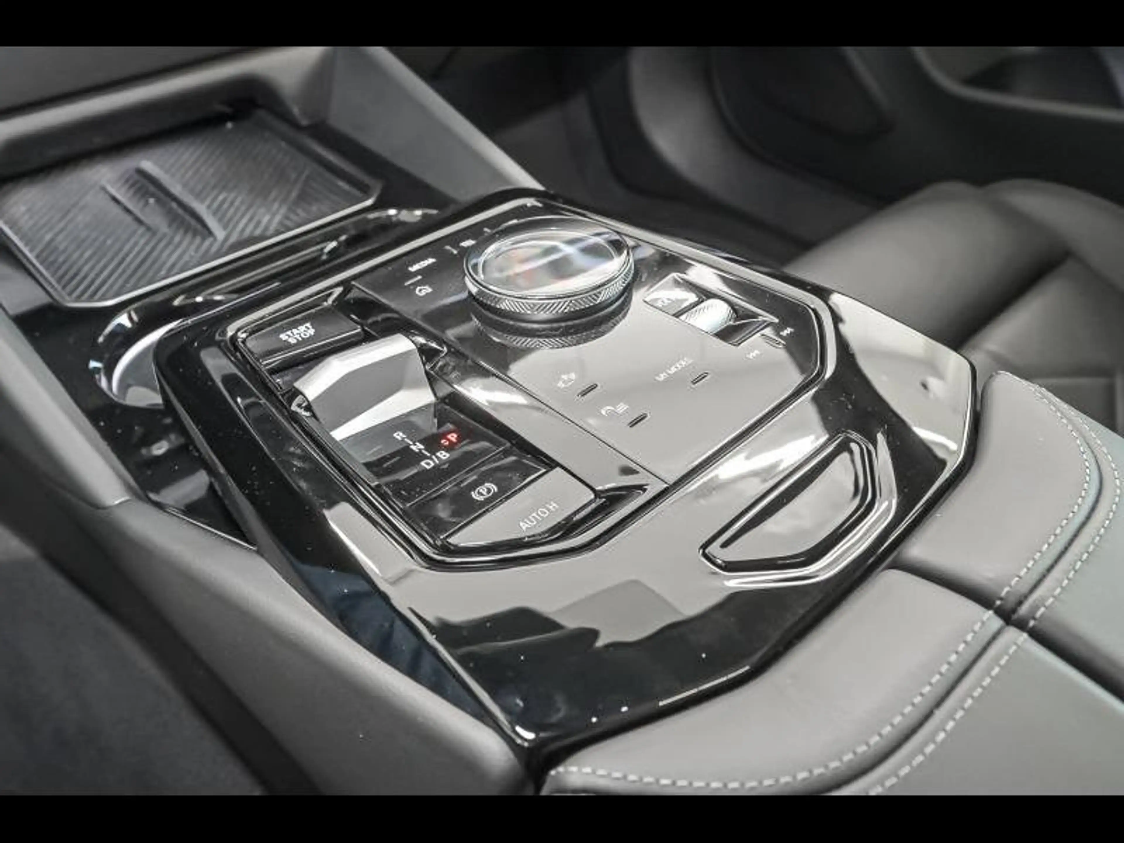 BMW i5 Touring — photo 11