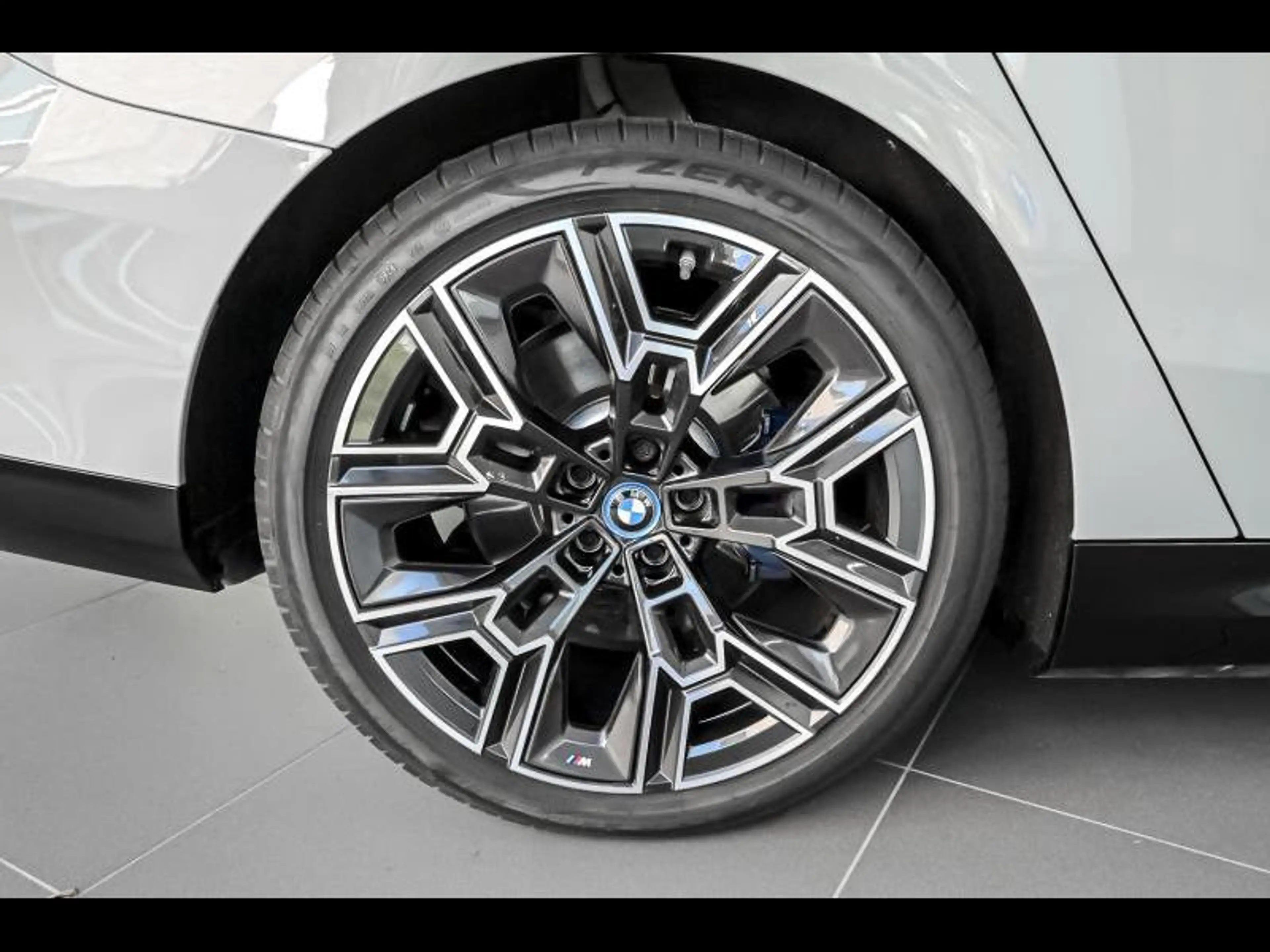 BMW i5 Touring — photo 8