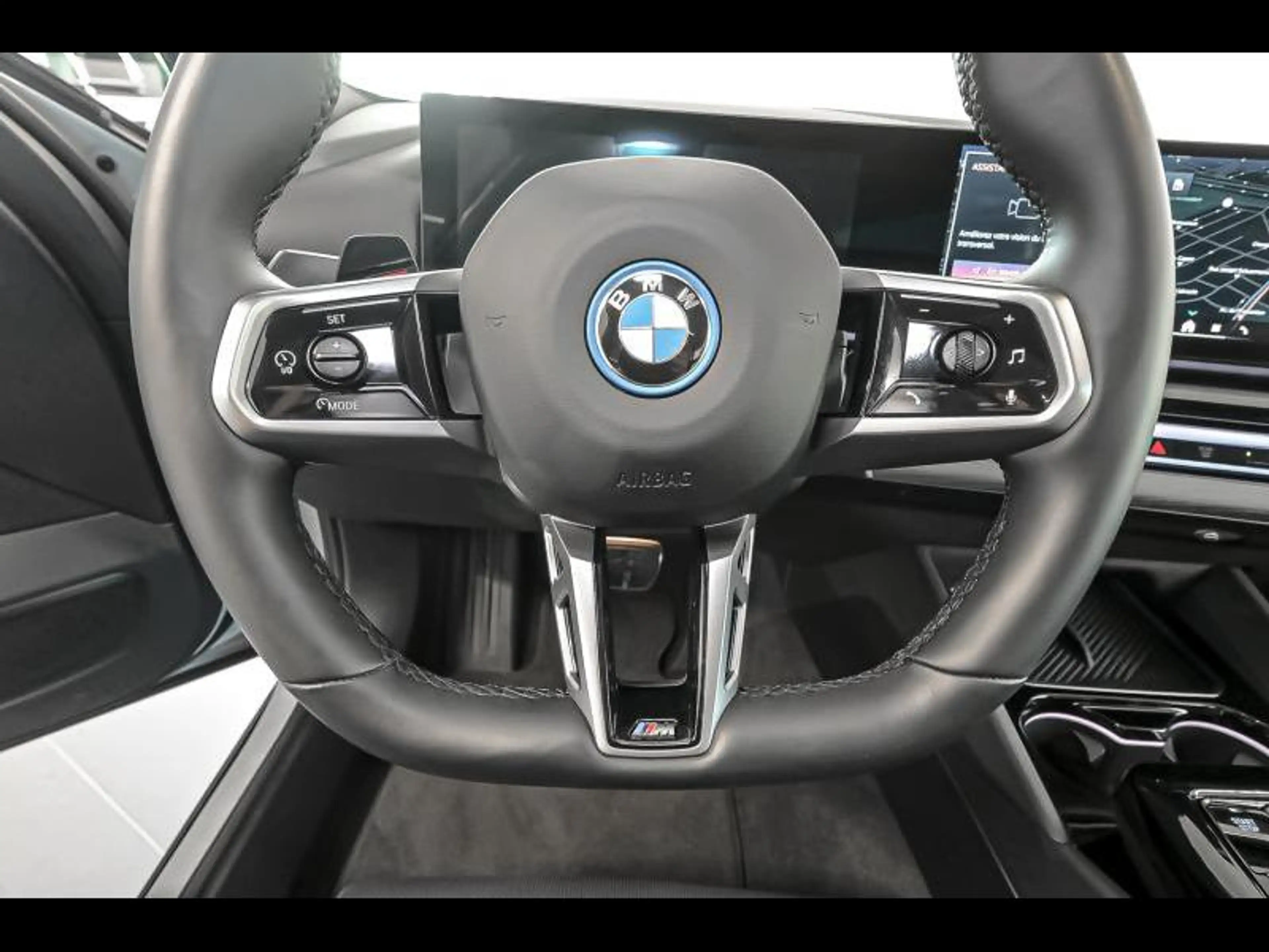 BMW i5 Touring — photo 9