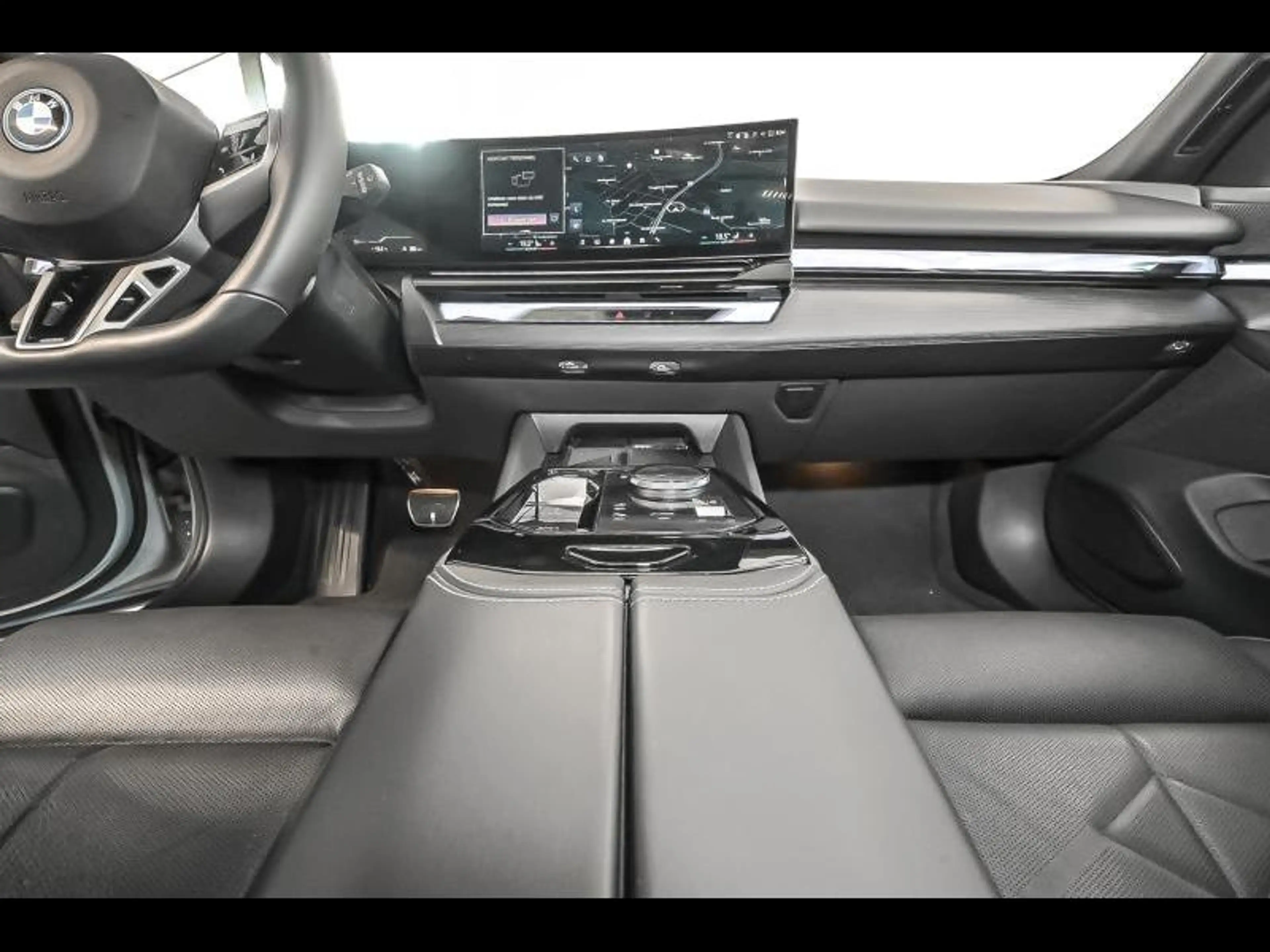 BMW i5 Touring — photo 7