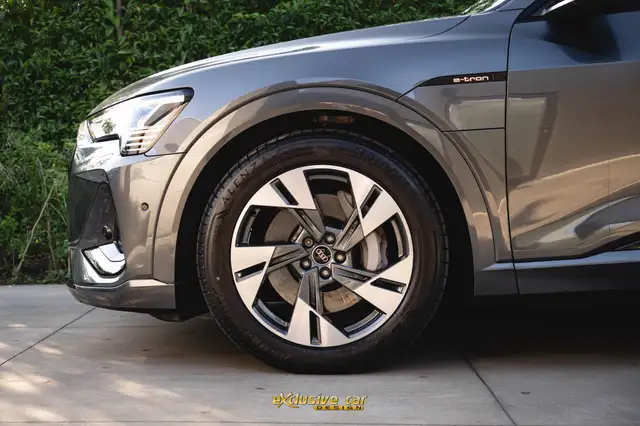 Audi E-Tron view 10