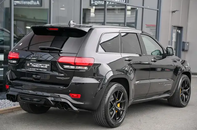 Jeep Grand Cherokee view 4
