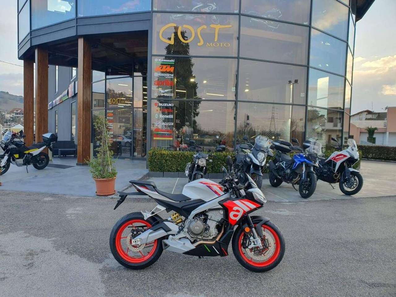 Aprilia Tuono 660