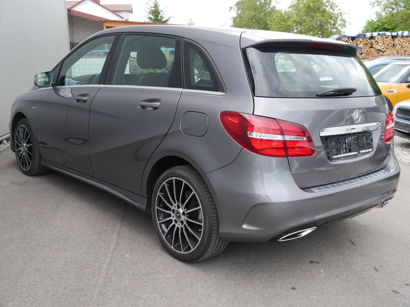 Mercedes-Benz B 220 d AMG-Line NAVI/LED/AHK/RFK/TOTWINKEL Grau - 2
