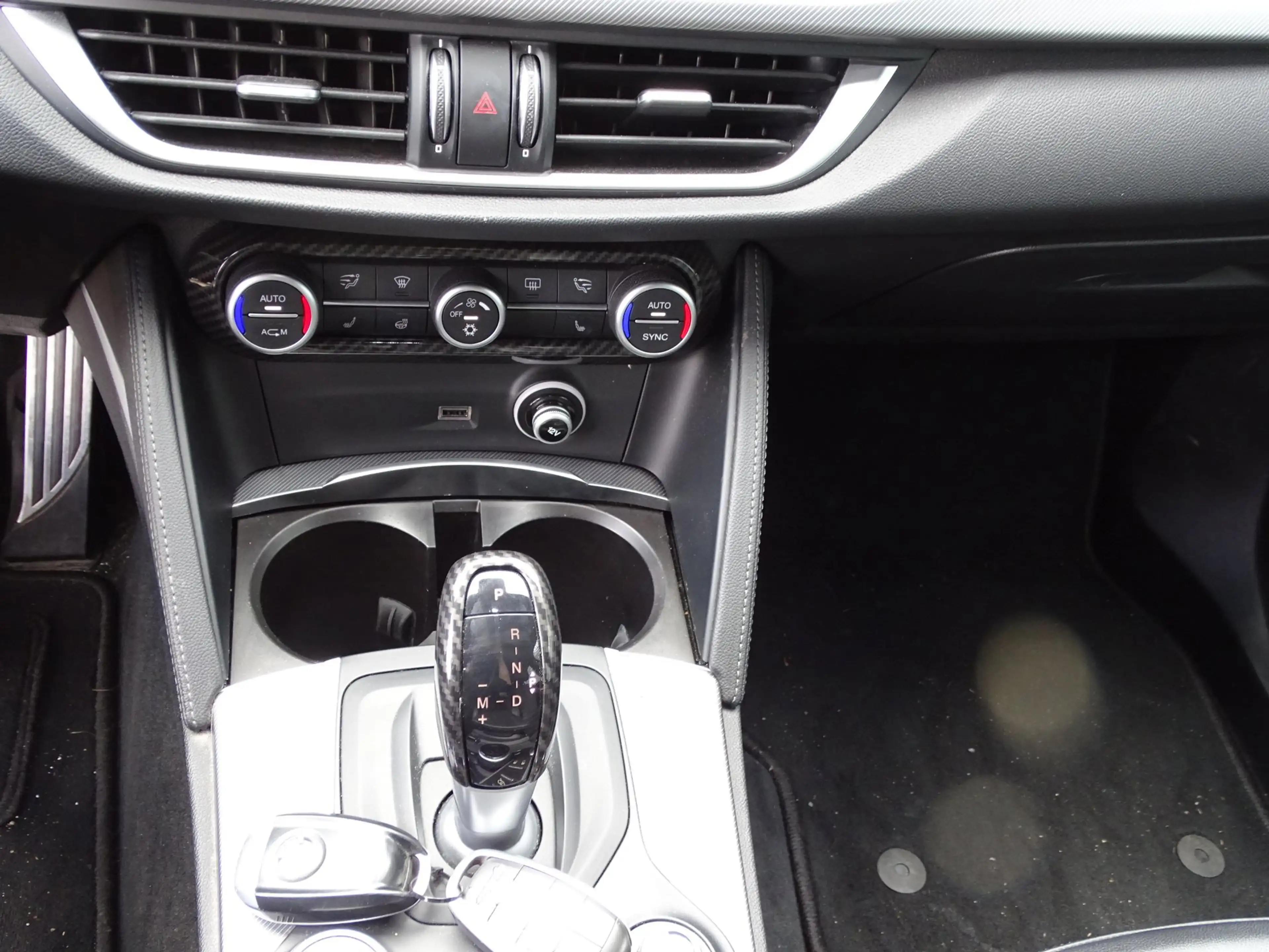 Alfa Romeo Stelvio 2.0 T AWD Super Veloce — photo 21