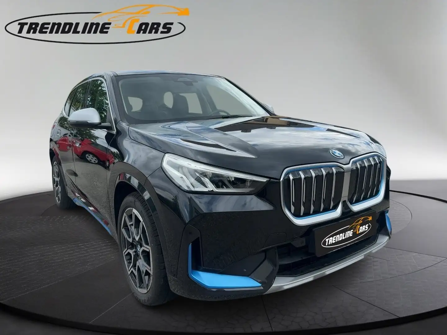 BMW iX1 xDrive30 Schwarz - 2
