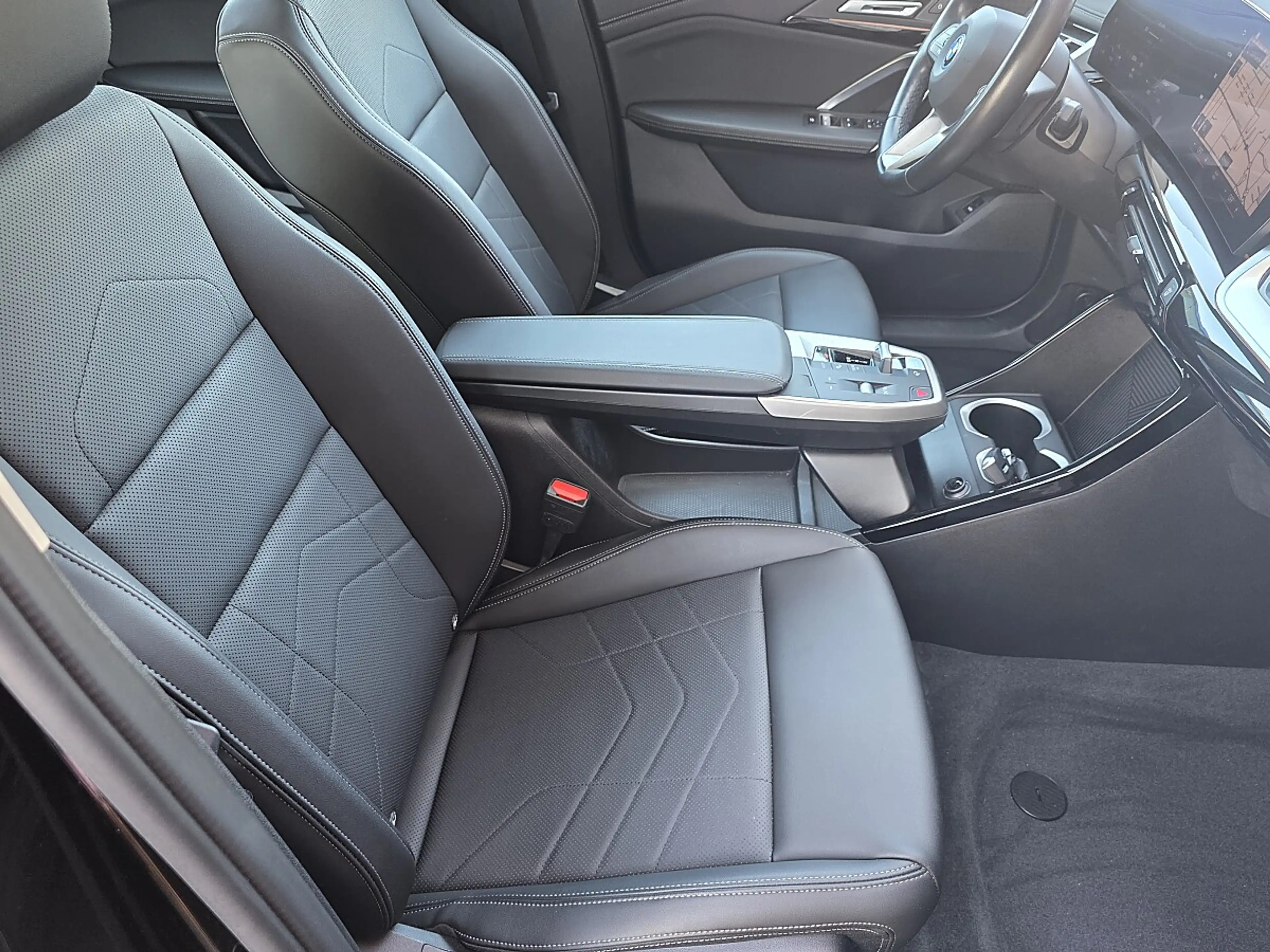 BMW iX1 xDrive30 — photo 12