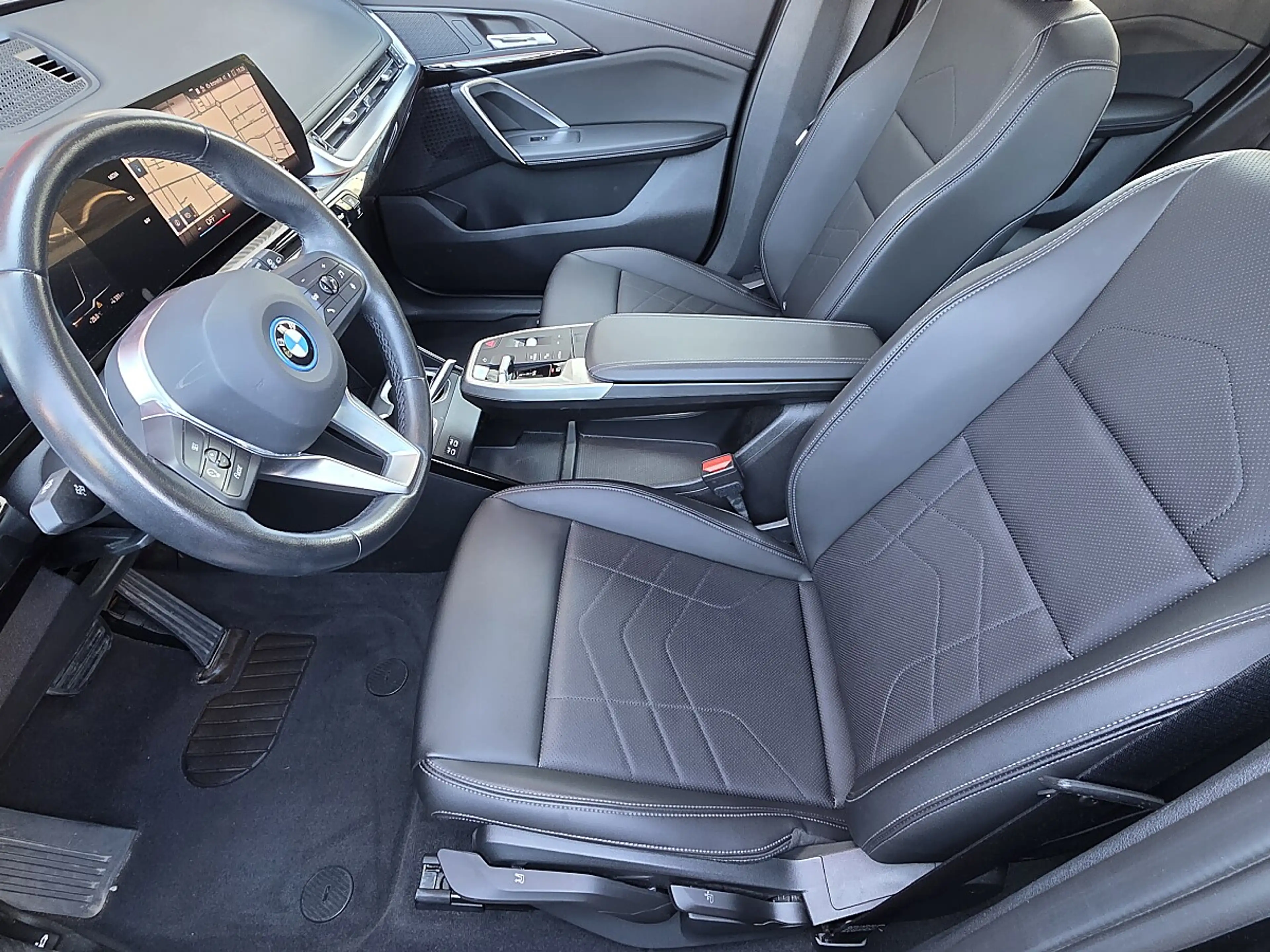 BMW iX1 xDrive30 — photo 11