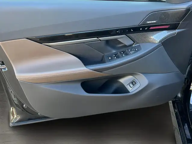 BMW 5 Series view 6