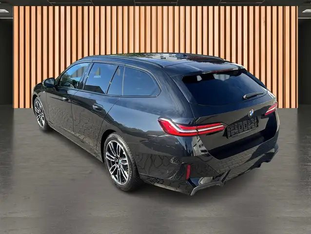 BMW 5 Series view 4