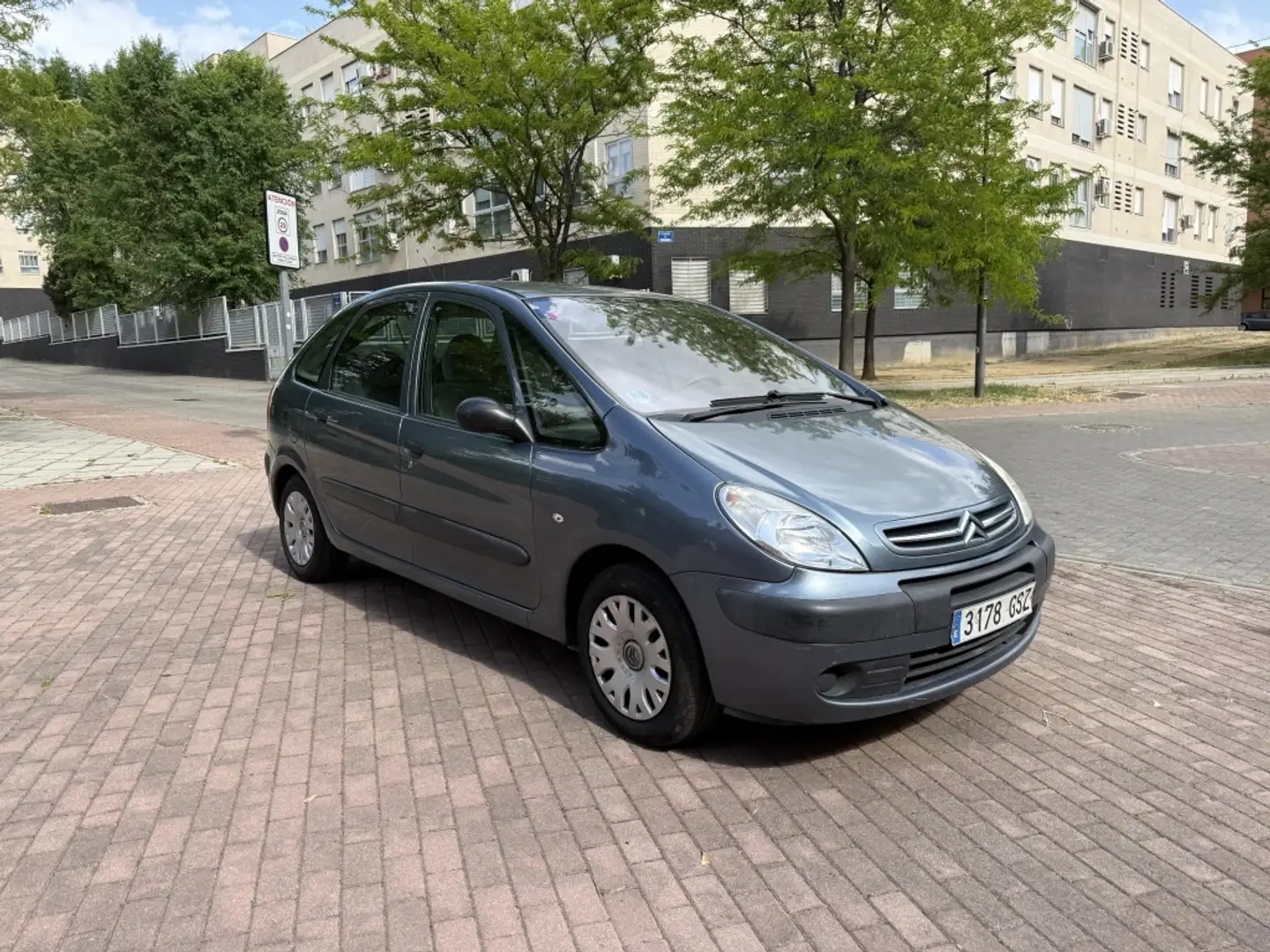 Citroen Xsara Picasso 1.6i Exclusive 07 110 Grau - 2
