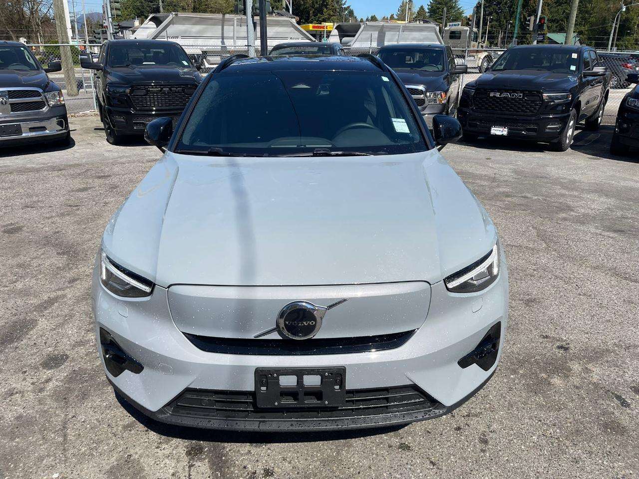 2024 Volvo XC40 Twin eAWD Plus alt 2