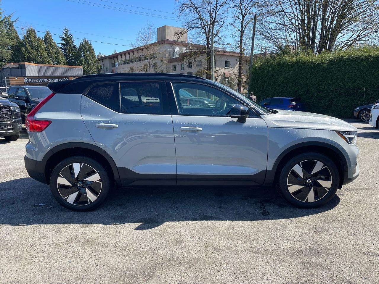 2024 Volvo XC40 Twin eAWD Plus alt 4