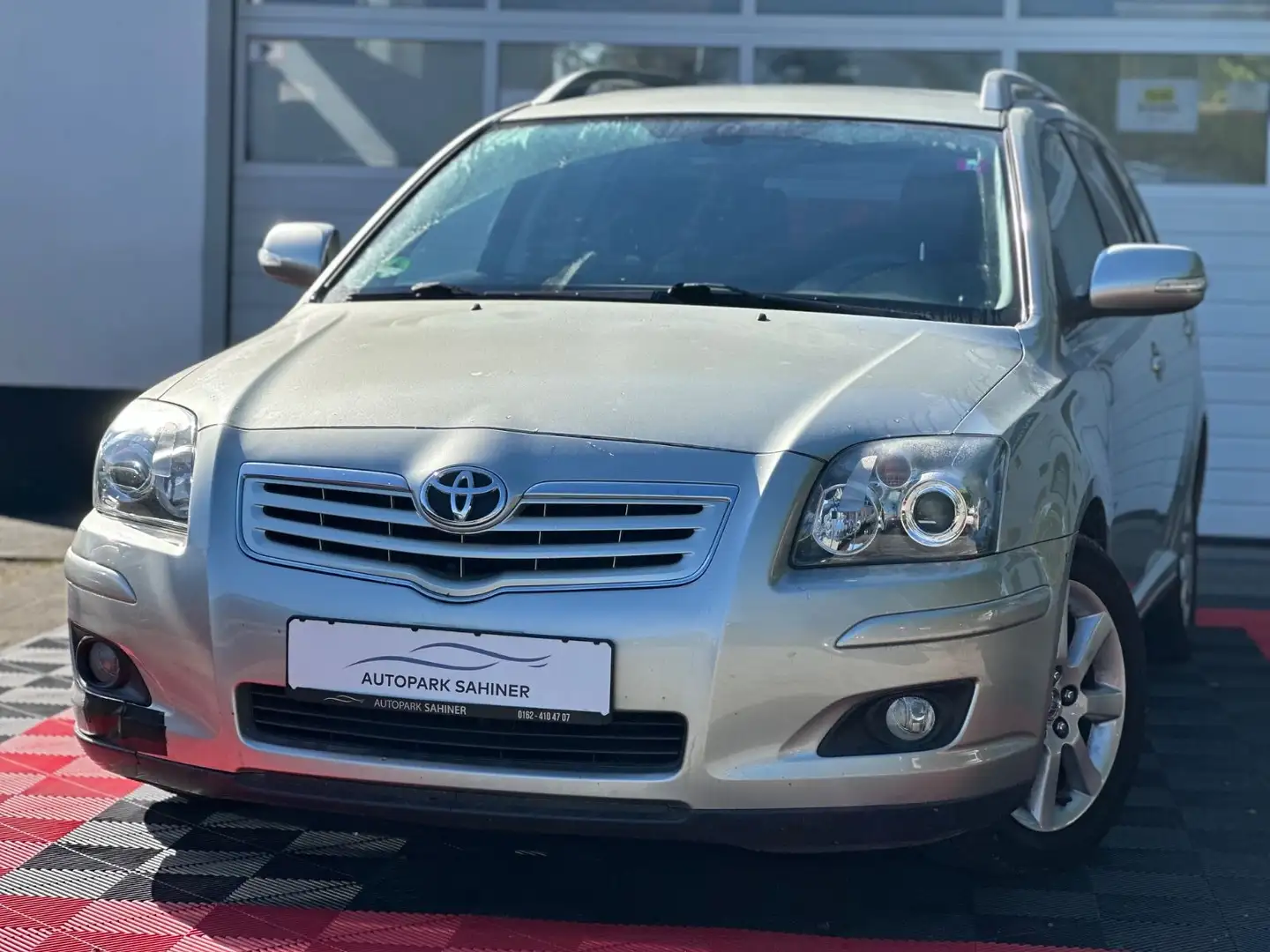 Toyota Avensis Kombi 2.0 Edition TÜV /NEU Silber - 1