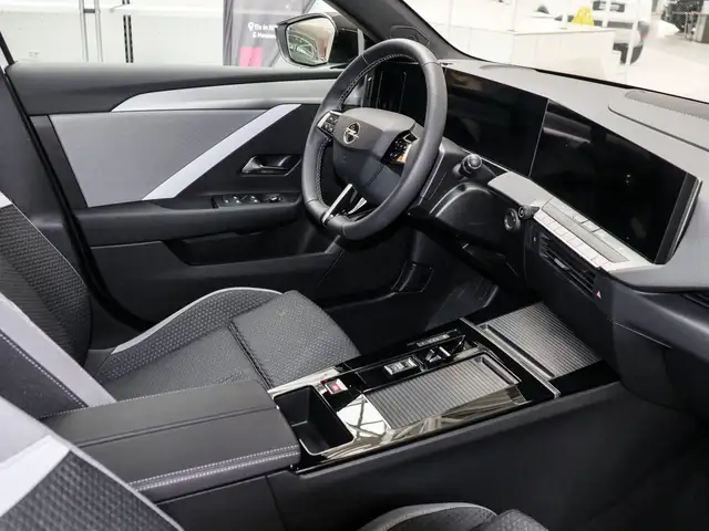 Opel Astra view 3