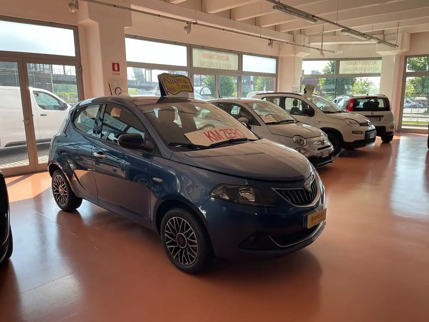 Lancia Ypsilon 1.0 FireFly 5 porte S&S Hybrid Platino Blauw - 2