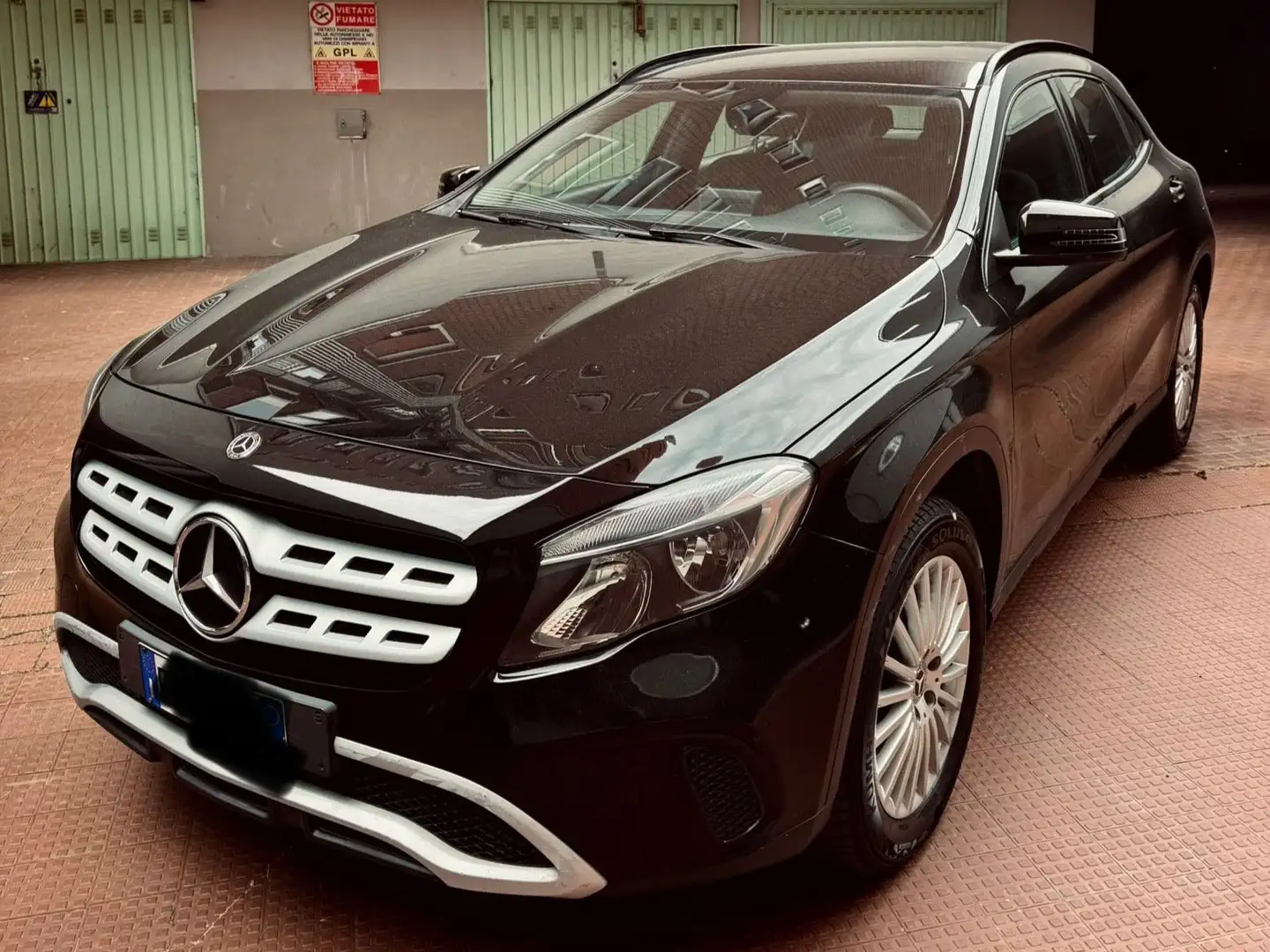 Mercedes-Benz GLA 180 GLA 180 d Business auto Nero - 1