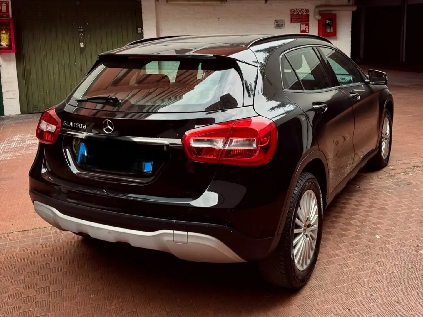 Mercedes-Benz GLA 180 GLA 180 d Business auto Nero - 2
