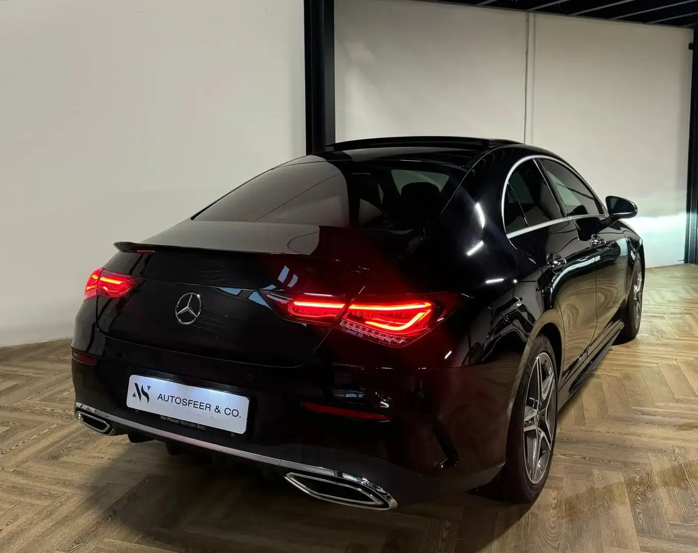 Mercedes-Benz CLA 200 AMG Zwart - 2